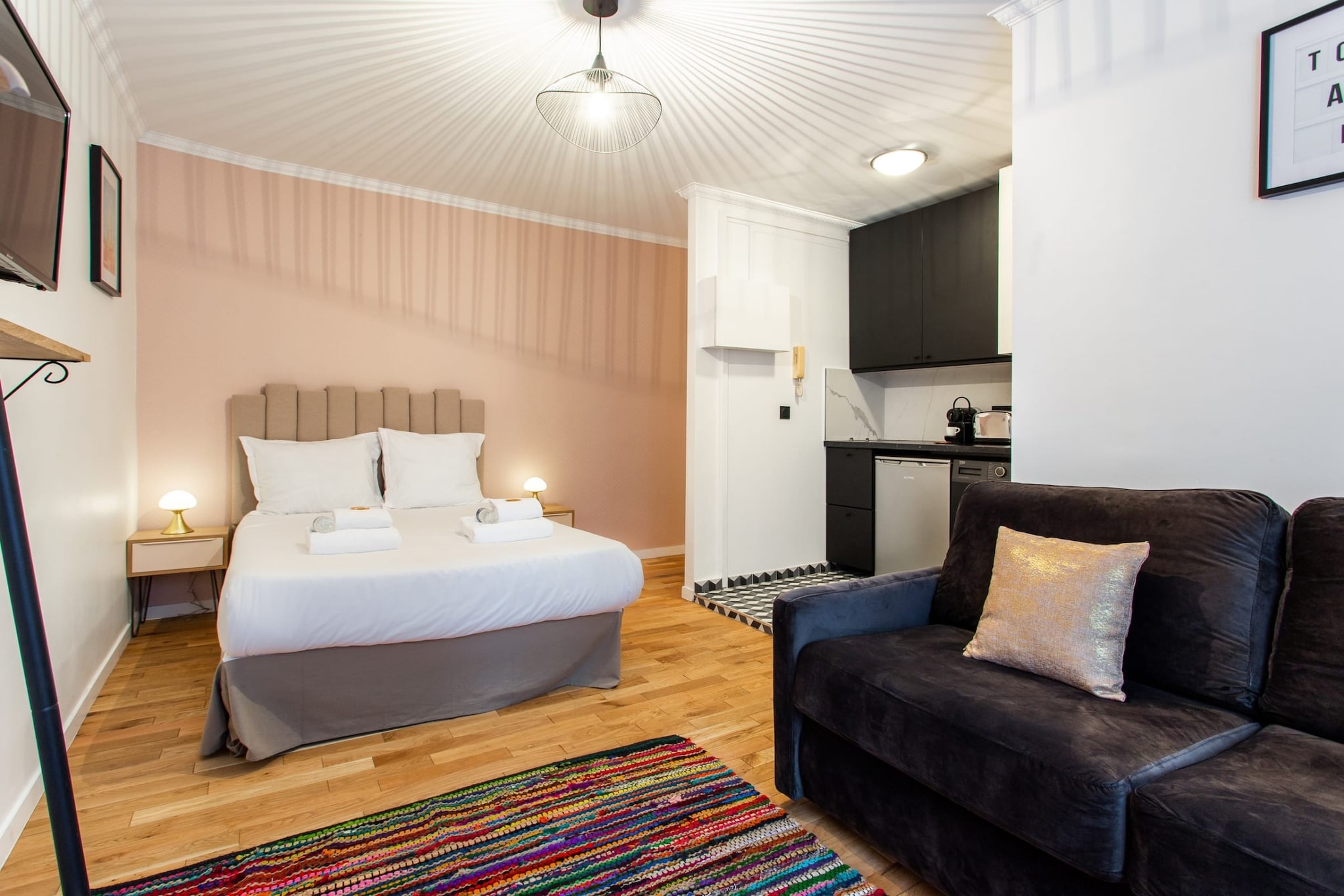 Checkmyguest offers you a quiet 21 m² studio with a living space to relax in, located in the Quinze-Vingts district, in the 12th arrondissement of Paris. Nearby, explore the splendid Place des Vosges, famous for its harmonious 17th-century architecture and prestigious residents.

The geographical location of the apartment will allow you to move around the capital very easily via these many public transport options : 

- Metro : Ledru/Rollin (line 8), 1-minute walk
- Metro : Faidherbe/Chaligny (line 8), a 3-minute walk away
- Metro : Charonne (line 9), a 7-minute walk away
- Metro : Reuilly Diderot (lines 1 and 8), an 8-minute walk away
- Numerous day & night BUS lines
- Vélib station
- Autolib station
- Several cab companies available : Les cabs G7 (the most popular): call 36 07.