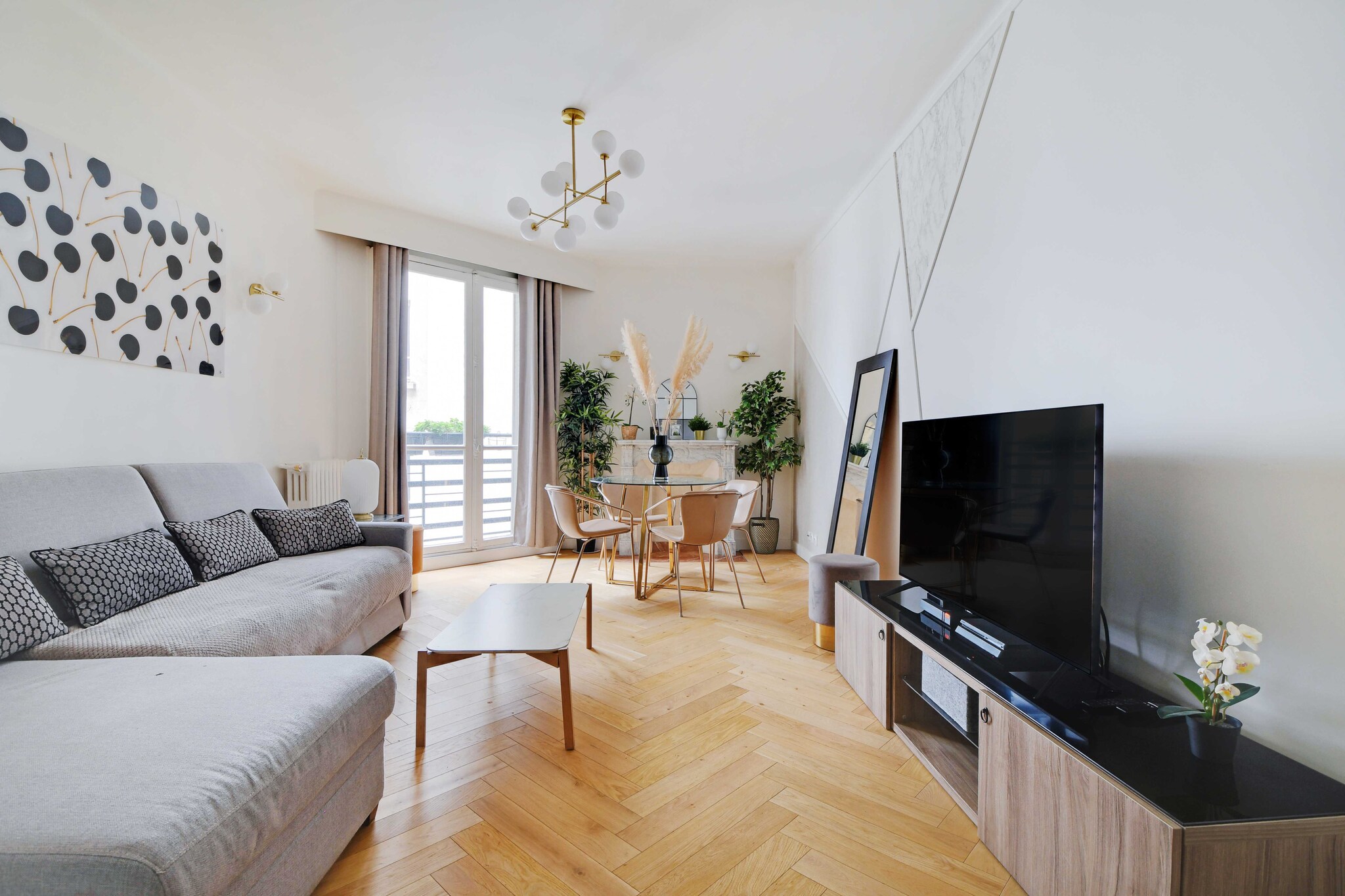 On the 4th floor: (Living room(double sofa bed, TV, dining table), Kitchen(stove, electric kettle, toaster, coffee machine, oven, combination microwave, fridge, dishes and cutlery), bedroom(Wardrobe, double bed), bathroom(shower, washbasin, washing machine, hairdryer, shampoo, hot water), toilet(toilet))\n\nBed Linen, Desk, Elevator, Internet Access DSL, First Aid, Play area, heating, iron, Towels/Sheets (Incl.), Essentials, Dedicated workspace, Carbon monoxide detector, Cleaning Disinfection, Downtown, Enhanced cleaning practices, Extra pillows and blankets, High touch surfaces disinfected, Long term stays allowed, Town