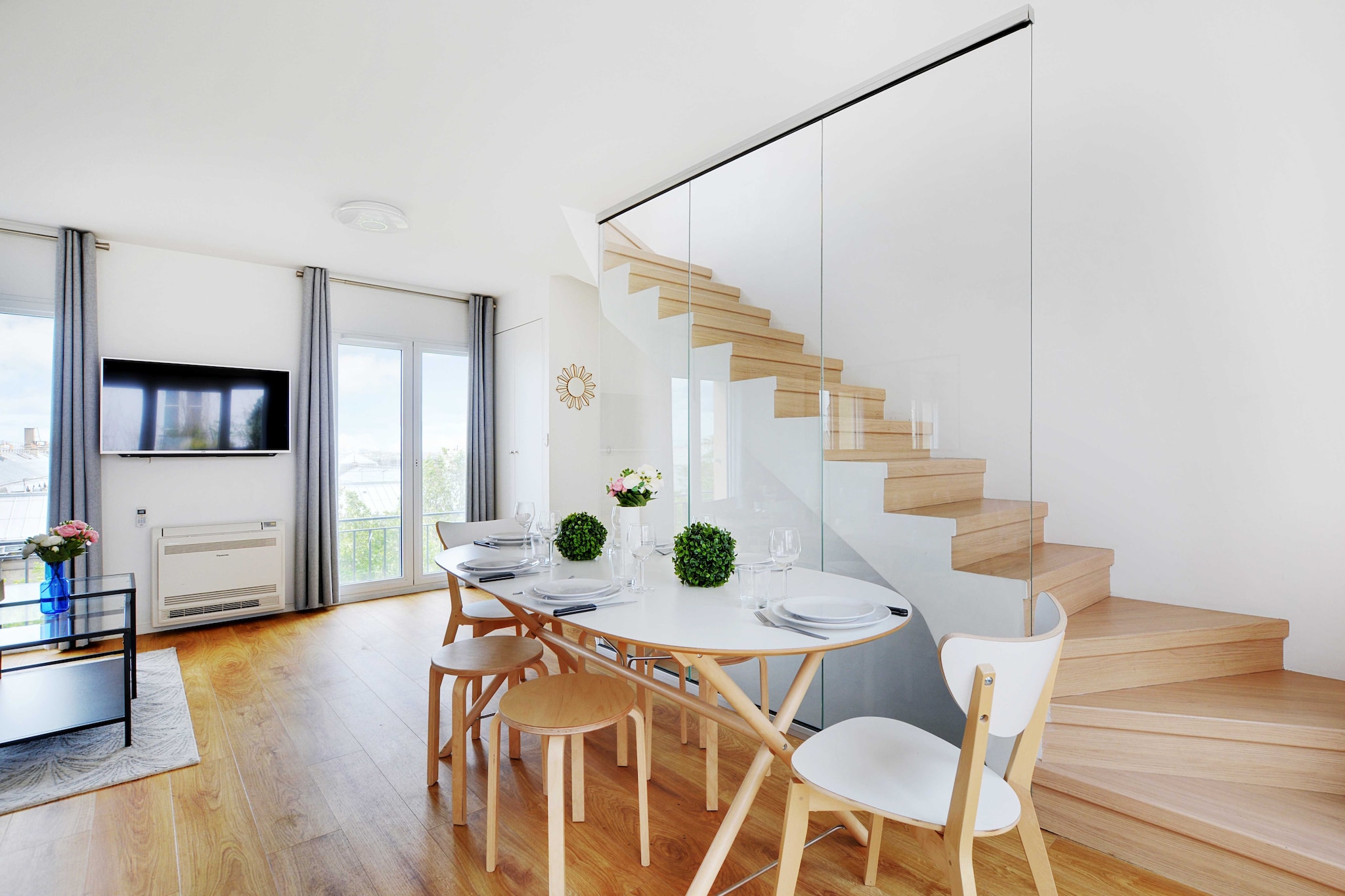 Checkmyguest offers this magnificent 70m2 triplex for 8 persons. It features three beautiful bedrooms, a generous terrace and air conditioning throughout the apartment. Ideally located in the Montmartre district, it's just a 5-minute walk from Sacré-Cœur, close to the metro and all amenities. An unforgettable experience guaranteed !