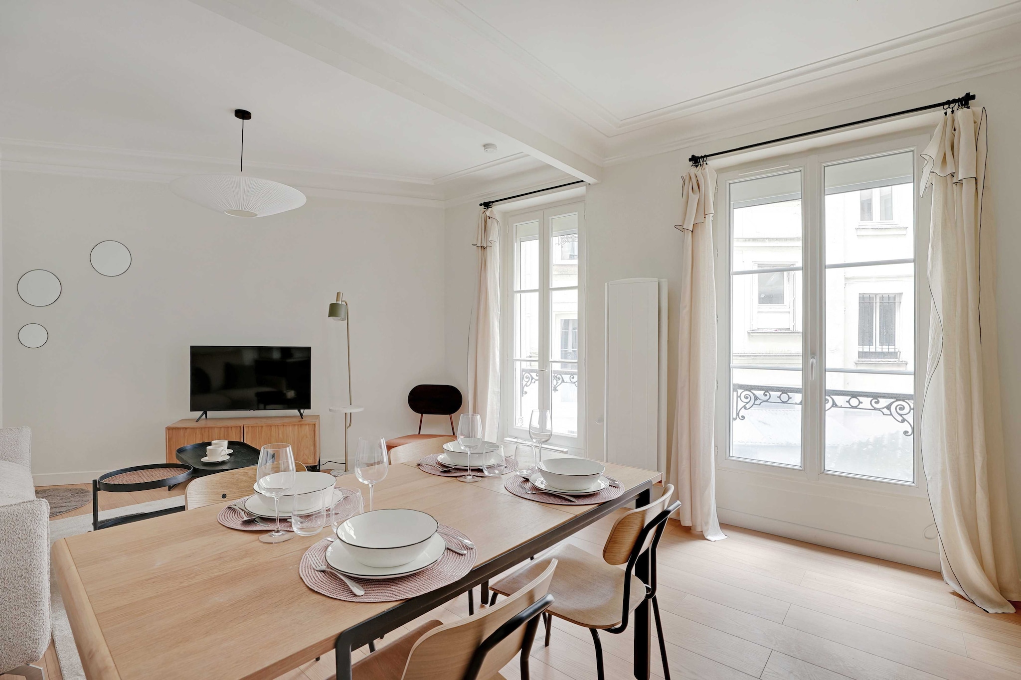 Checkmyguest offers this magnificent 79 mÂ² apartment in the lively Clignancourt district. Comprising three spacious bedrooms, this apartment offers comfortable, elegant living space. Its privileged location makes it easy to discover Paris' emblematic monuments, including the Basilique du SacrÃ©-CÅ“ur de Montmartre.