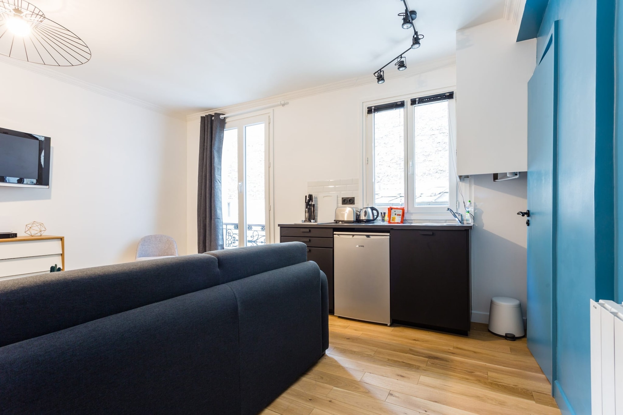 On the 2nd floor: (Kitchen(hob(induction), electric kettle, toaster, coffee machine, fridge, dishes and cutlery, Cooking basics), Living/bed room(Bed Linen, single sofa bed, double bed, TV), bathroom(hairdryer, Towels/Sheets (Incl.), shampoo))\n\nHot Water, Internet Access DSL, Wardrobe, First Aid, Play area, stove, heating, iron, Essentials, Carbon monoxide detector, Enhanced cleaning practices, Long term stays allowed, Room-darkening shades, Town