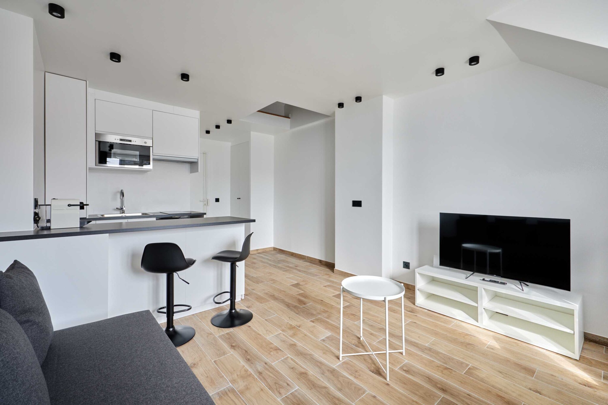 Nicely renovated apartment for 2 people. Large studio with a nice open view
The location of the apartment will allow you to move quickly and easily:
BY PLANE: Deauville Saint-Gatien Airport (8 km / 15 min)
BY TRAIN: Deauville/Trouville station (10 minutes on foot)
BY CAR: A32 motorway (7.5 km / 10 min)
BY CAR: A13 motorway (10 km / 12 min)
Deauville and its surroundings offer a wide range of activities for all tastes. Here are three popular activities near Deauville:
Beach and Promenade des Planches: One of the main attractions in Deauville is its beautiful sandy beach. You can relax in the sun, swim in the sea, or take long walks along the famous Promenade des Planches, lined with beach cabins named after celebrities.
Deauville-La Touques Racecourse: If you're a horse racing enthusiast, don't miss the opportunity to attend a race at the Deauville-La Touques Racecourse. This prestigious racetrack hosts world-renowned equestrian events.
Casino Barrière de Deauville: The Casino Barrière de Deauville is a must-visit entertainment venue. You can try your luck at casino games, attend shows, or simply enjoy the lively atmosphere of the casino.
These activities are just a sample of what Deauville and its surroundings have to offer. You can also explore the town itself, visit museums, play golf, or savor delicious Norman cuisine in local restaurants. Deauville is a destination rich in entertainment for travelers.