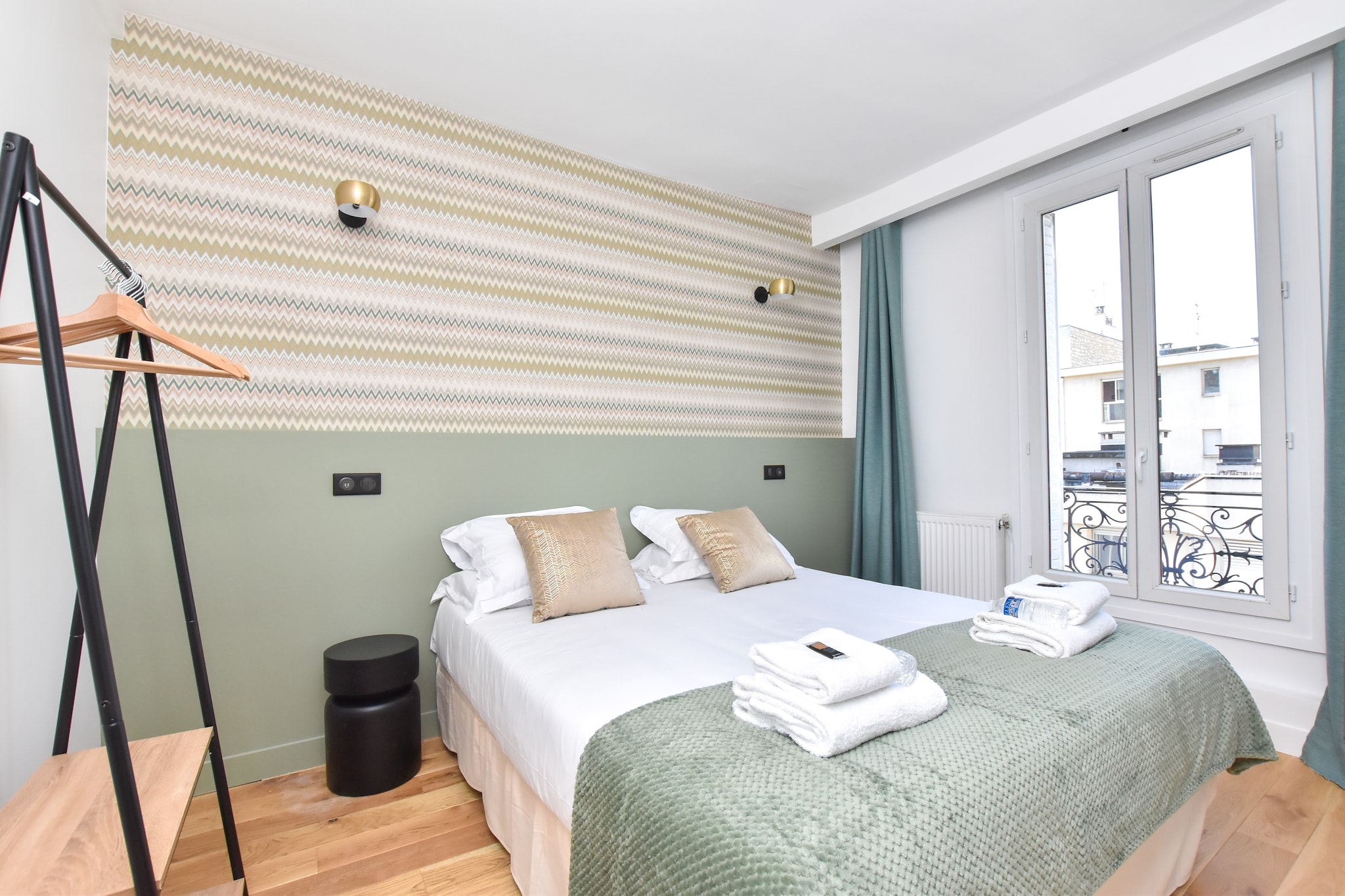 Checkmyguest offers you a charming 15 m² studio located in the Javel district, more precisely in Beaugrenelle, in the 15th arrondissement of Paris. Nearby, discover the famous Eiffel Tower, emblem of Paris, and the impressive Hôtel des Invalides, built in the XVIIᵉ century by Louis XIV to house the wounded soldiers of his armies.
