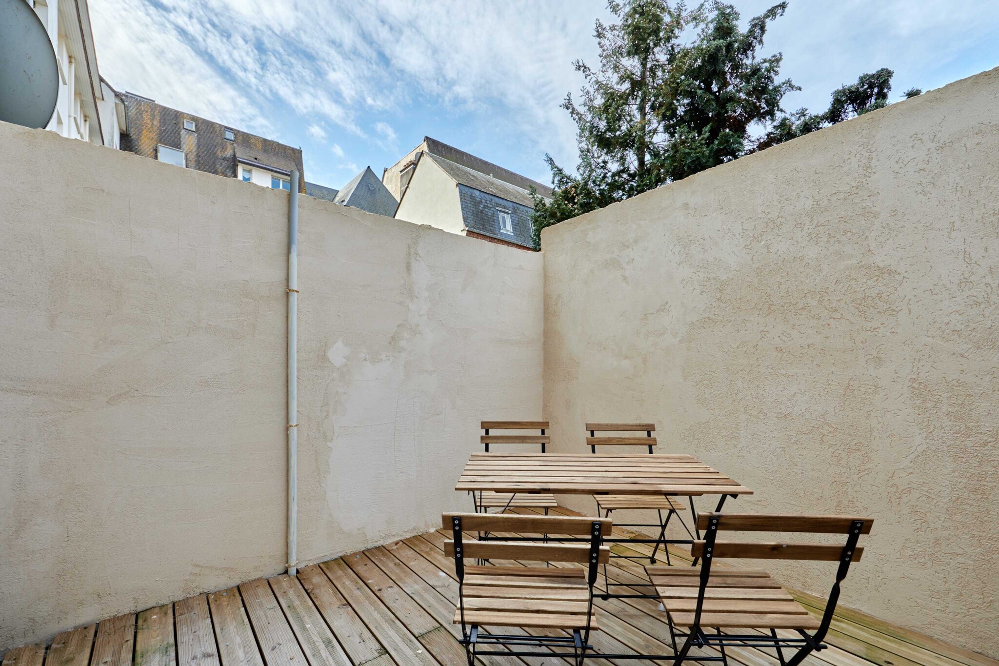 Bel appartement entiÃ¨rement rÃ©novÃ© et tout Ã©quipÃ© pour 4 personnes. Un patio vient complÃ©ter le logement
The location of the apartment will allow you to move quickly and easily:

BY PLANE: Deauville Saint-Gatien Airport (8 km / 15 min)
BY TRAIN: Deauville/Trouville station (10 minutes on foot)

BY CAR: A32 motorway (7.5 km / 10 min)
BY CAR: A13 motorway (10 km / 12 min)

Deauville and its surroundings offer a wide range of activities for all tastes. Here are three popular activities near Deauville:

Beach and Promenade des Planches: One of the main attractions in Deauville is its beautiful sandy beach. You can relax in the sun, swim in the sea, or take long walks along the famous Promenade des Planches, lined with beach cabins named after celebrities.

Deauville-La Touques Racecourse: If you're a horse racing enthusiast, don't miss the opportunity to attend a race at the Deauville-La Touques Racecourse. This prestigious racetrack hosts world-renowned equestrian events.

Casino BarriÃ¨re de Deauville: The Casino BarriÃ¨re de Deauville is a must-visit entertainment venue. You can try your luck at casino games, attend shows, or simply enjoy the lively atmosphere of the casino.

These activities are just a sample of what Deauville and its surroundings have to offer. You can also explore the town itself, visit museums, play golf, or savor delicious Norman cuisine in local restaurants. Deauville is a destination rich in entertainment for travelers.