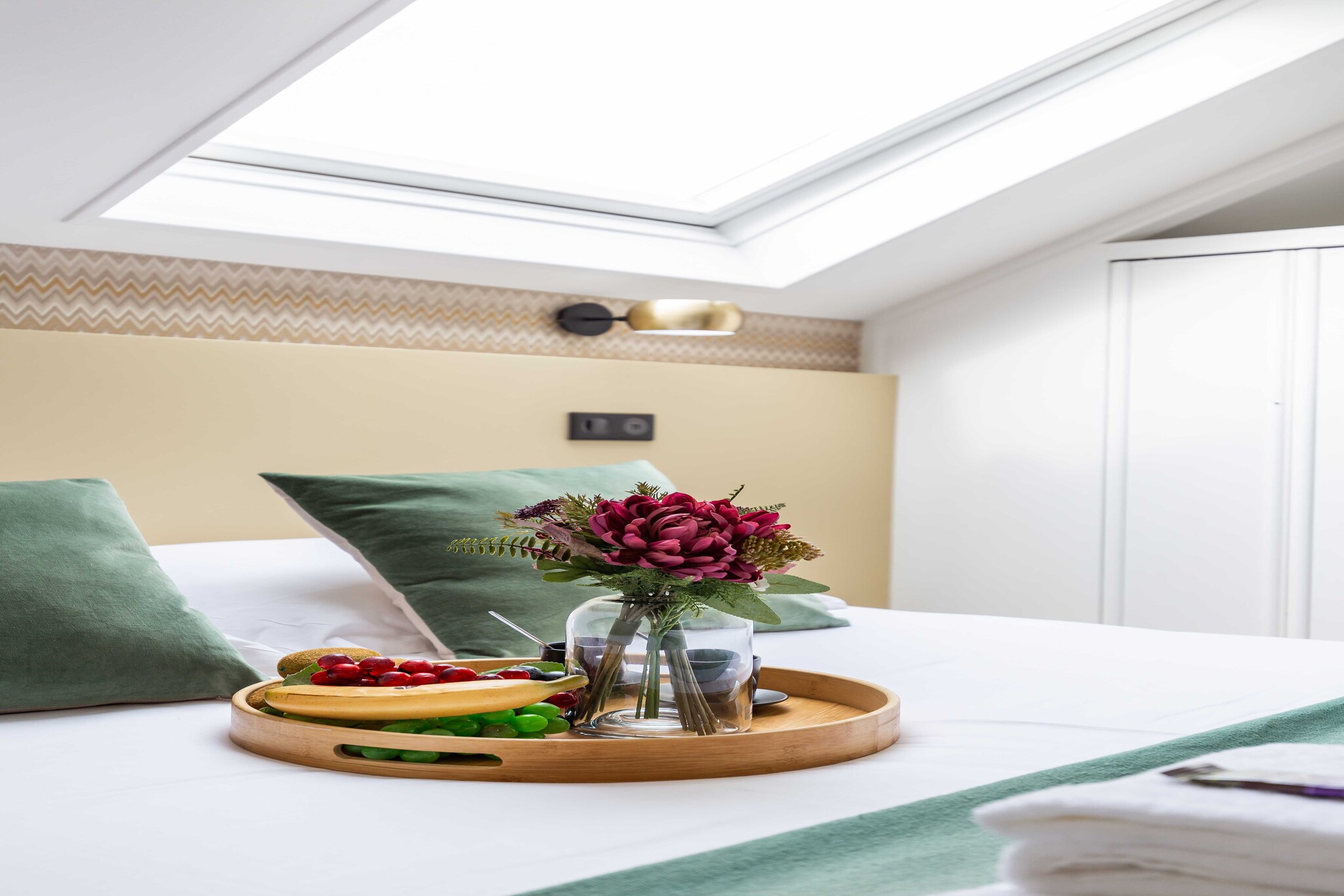 New apartment located in the 15th district of Paris
The geographical location of the apartment will allow you to move very easily and quickly throughout the capital of France via the many possibilities of public transport :
- Subway: Pont du Garigliano - Hôpital Européen (line 10), located 3 minutes on foot.
- Metro: Balard (line 8), 1 minute walk away
- Numerous BUS lines day & night
- Velib Station
- Autolib Station
- Several taxi companies available: G7 taxis (the most used): call 36 07.