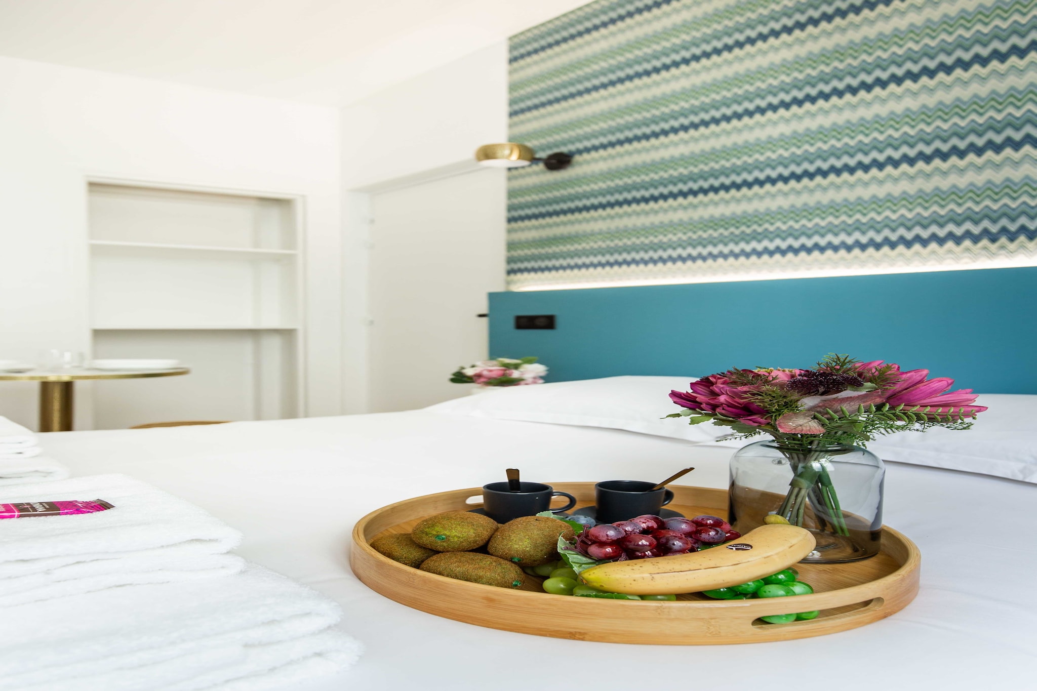 Ground floor: (Kitchen(stove, electric kettle, toaster, coffee machine, microwave, fridge), Living/bed room(double bed), bathroom(shower, toilet))\n\nBed Linen, Hot Water, Internet Access DSL, Wardrobe, First Aid, Play area, TV, heating, iron, hairdryer, Towels/Sheets (Incl.), shampoo, Essentials, dishes and cutlery, Cooking basics, Carbon monoxide detector, Enhanced cleaning practices, Long term stays allowed, Room-darkening shades