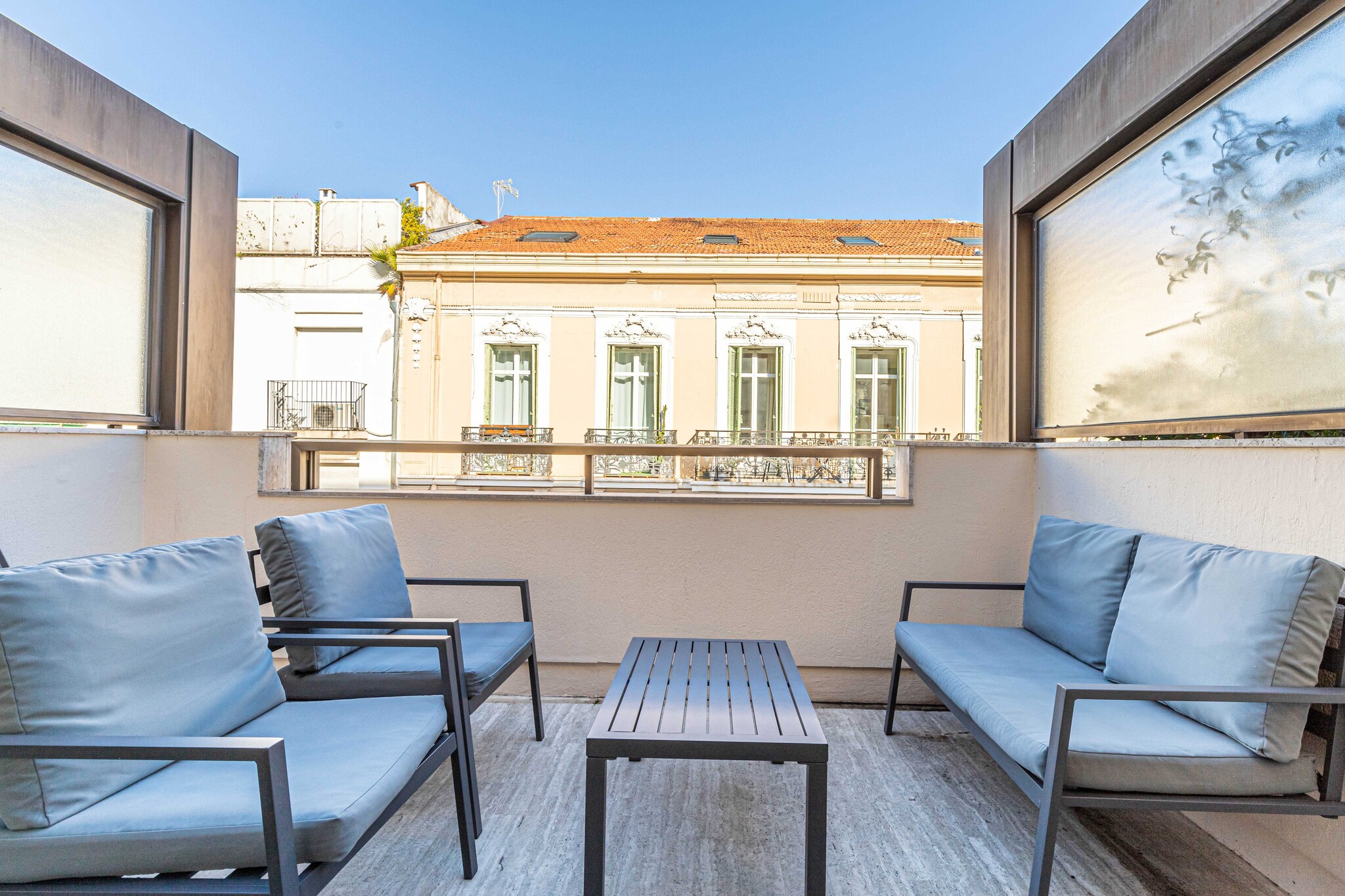This superb apartment is located in the city center and will provide you with an ideal location and comfort for your stay in Cannes.
- By plane: Nice airport is 30 minutes from Cannes
- Private driver from Nice airport: Reservation on request
- By car: Public parking at 100 m
- By train: the station is a 5-minute walk away
During your stay in Cannes, you'll have the chance to explore some wonderful nearby destinations, each offering a unique and memorable experience.	
 Antibes and its cape:Just a few kilometers from Cannes, the charming town of Antibes welcomes you. Explore its rich historical heritage, including the Picasso Museum housed in a superb chÃ¢teau. Stroll through the cobbled streets of old Antibes, where the Provencal market will awaken your senses with its scents and flavors. But don't forget to venture out to Cap d'Antibes, where coastal paths offer breathtaking views of the Mediterranean. 
Les trayas and its red rocks: West of Cannes lies the natural paradise of Les Trayas, a striking contrast to urban life. Explore mountain and forest landscapes that blend harmoniously with the Mediterranean coastline. Hiking enthusiasts will be delighted by the trails leading to the emblematic red rocks, offering breathtaking panoramic sea views.
Grasse and its perfume: Not far from Cannes is the town of Grasse, world-famous as the capital of perfume. You'll have the opportunity to visit renowned perfume factories such as Fragonard, Galimard and Molinard, where you'll discover the art of perfumery and even have the chance to create your own fragrance. Stroll through Grasse's medieval streets, steeped in history and scents.