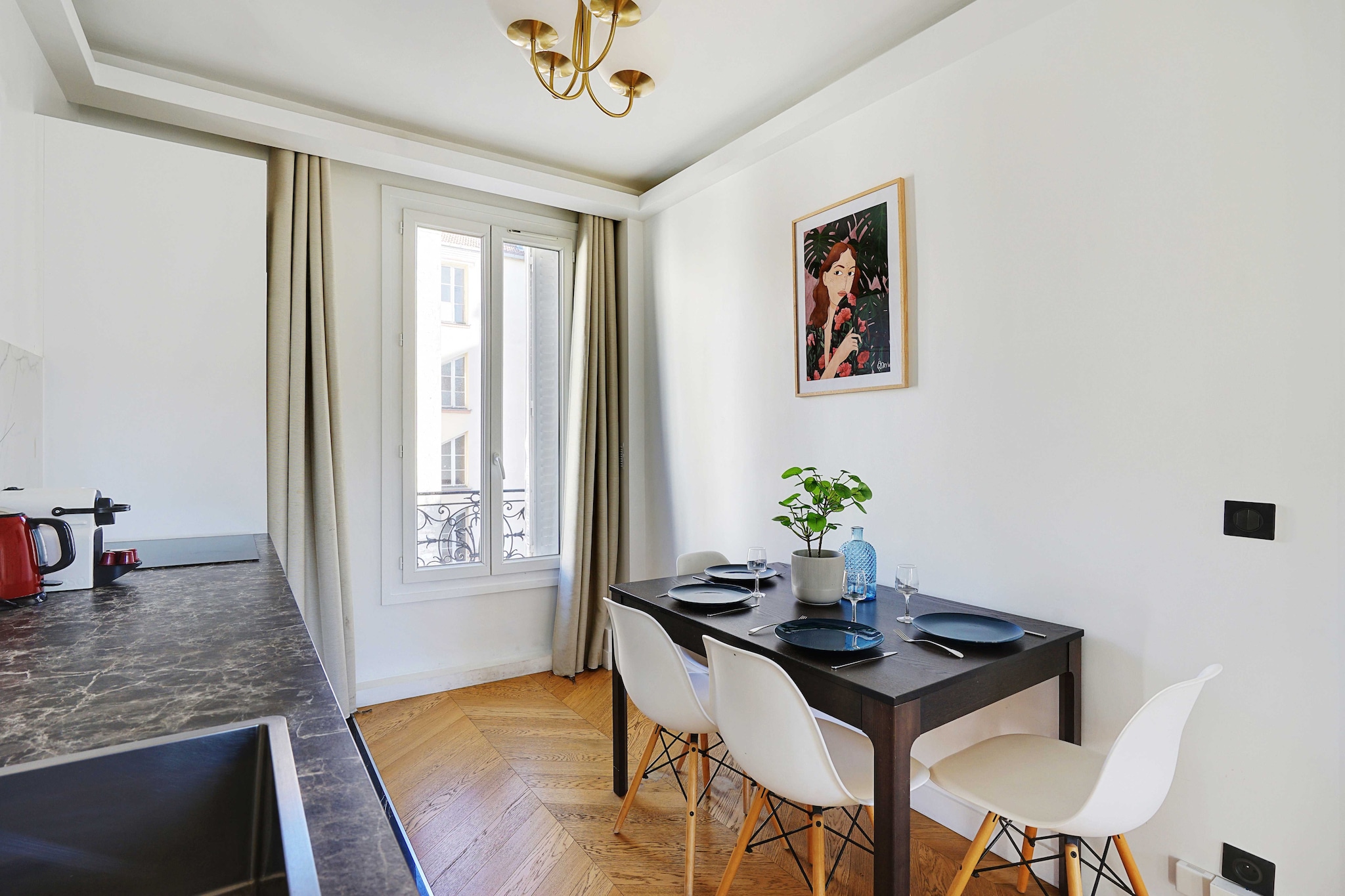 Checkmyguest offers you a superb 48m2 apartment in the sought-after Beaugrenelle district, just a stone's throw from the majestic Eiffel Tower. This elegant two-bedroom apartment offers an exceptional living environment. Take advantage of its proximity to shops, restaurants and iconic attractions for a unique experience in the heart of Paris.