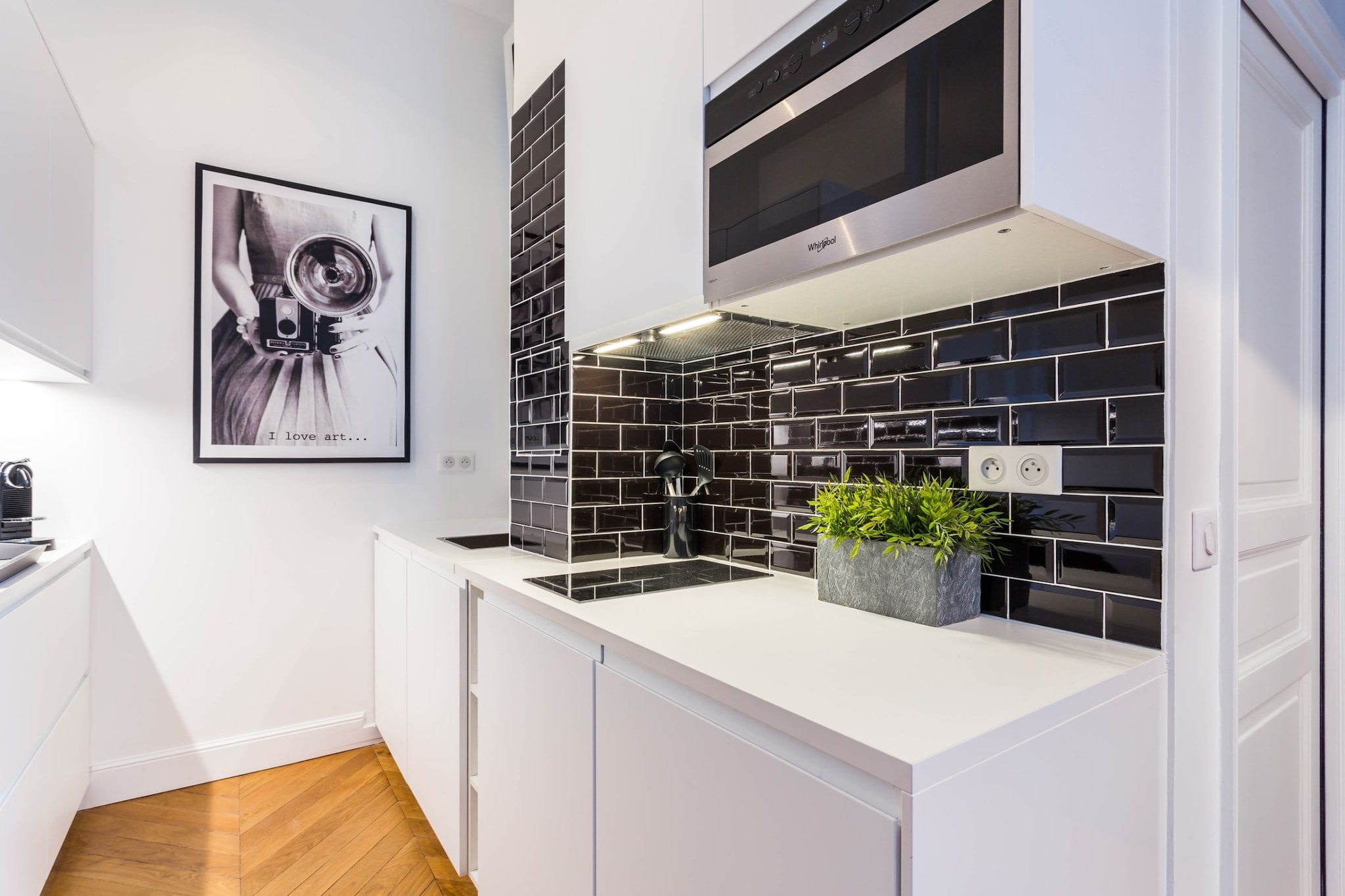 Checkmyguest offers you this modern and elegant 25mÂ² studio apartment, located in the peaceful Muette district, in the heart of Paris' 16th arrondissement. Cosy and comfortable, it offers you a haven of peace just a few steps from the Trocadero, the Eiffel Tower and the Bois de Boulogne. Enjoy the tranquility of being close to the capital's iconic sites for an unforgettable experience.