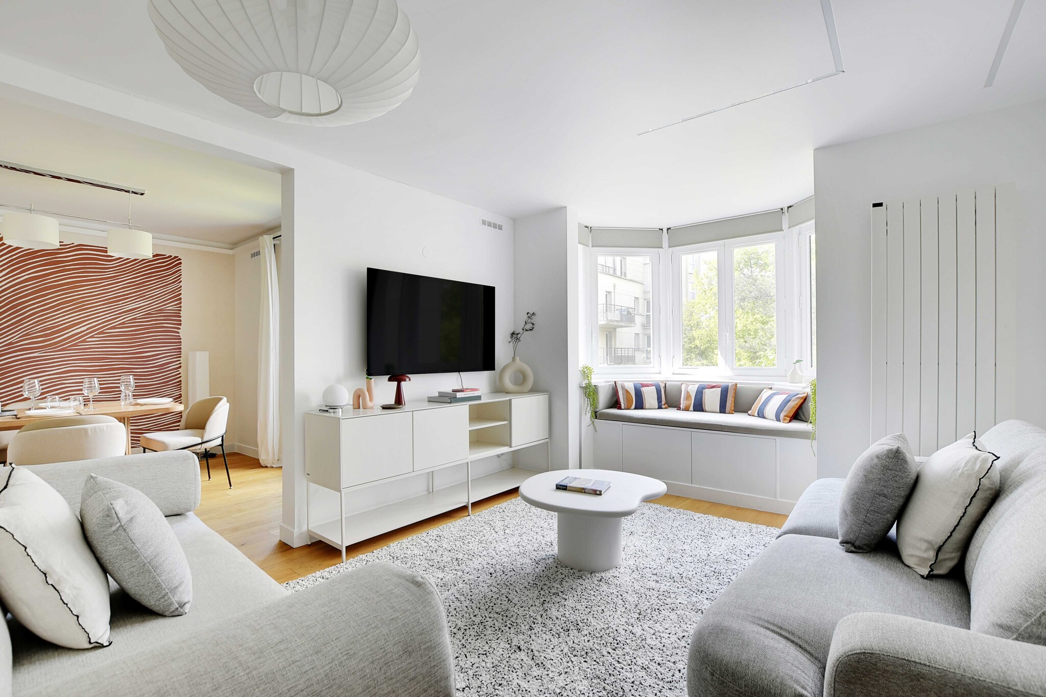 Welcome to our delightful 95m2 flat for 6 people. Completely refurbished and made to measure, our urban nugget is located in Saint-Mandé, just a stone's throw from the Parc de Vincennes. Just a 10-minute walk from the metro station, you can reach the centre of Paris in 15 minutes. 


The geographical location of the apartment will allow you to easily and quickly travel throughout the capital via numerous public transportation options :
- Metro: Saint-Mandé (line 1) located 9 minutes walk away
- Vélib station
- Numerous day & night bus lines
- Several taxi companies available: G7 taxis (the most used): call 36 07