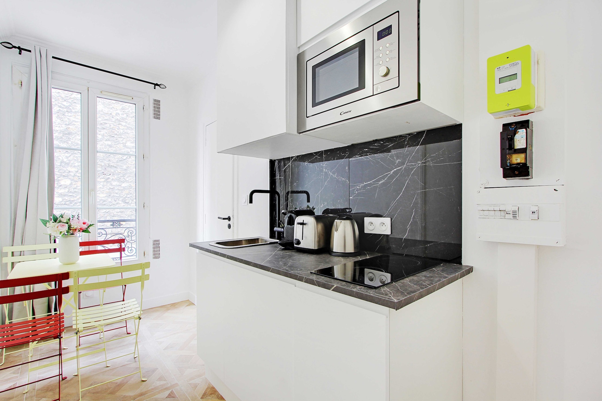 Checkmyguest offers you this charming 21 m2 studio, located at 120 rue du Faubourg-Saint-Antoine, in the 12th arrondissement of Paris. A stone's throw from Place de la Bastille, you will enjoy a central location, close to the famous Parisian monuments and the neighborhood's trendy boutiques.
The geographical location of the apartment will allow you to move around the capital very easily via these many public transport options: 

- Metro: Ledru/Rollin (line 8), located 1 minute walk away
- Metro: Faidherbe/Chaligny (line 8), located 3 minutes walk away
- Metro: Charonne (line 9), located 7 minutes walk away
- Metro: Reuilly Diderot (lines 1 and 8), located 8 minutes walk away
- Numerous BUS lines day & night
- Vélib station
- Autolib Station
- Several taxi companies available: G7 taxis (the most used): call 36 07.