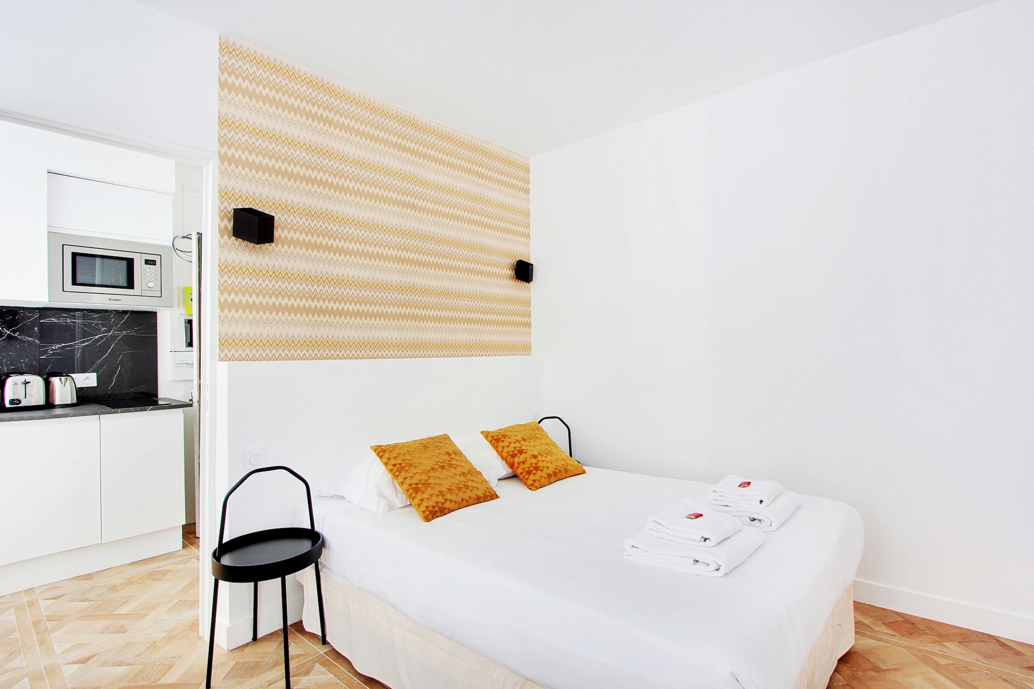 On the 3rd floor: (Kitchen(hob(induction), electric kettle, toaster, coffee machine, microwave, fridge, iron, dishes and cutlery, Cooking basics), bedroom(Bed Linen, single sofa bed, double bed, TV), bathroom(shower, washbasin, toilet, hairdryer, Towels/Sheets (Incl.), shampoo))\n\nHot Water, Internet Access DSL, First Aid, Play area, stove, heating, Essentials, Dedicated workspace, Carbon monoxide detector, Enhanced cleaning practices, Long term stays allowed, Room-darkening shades