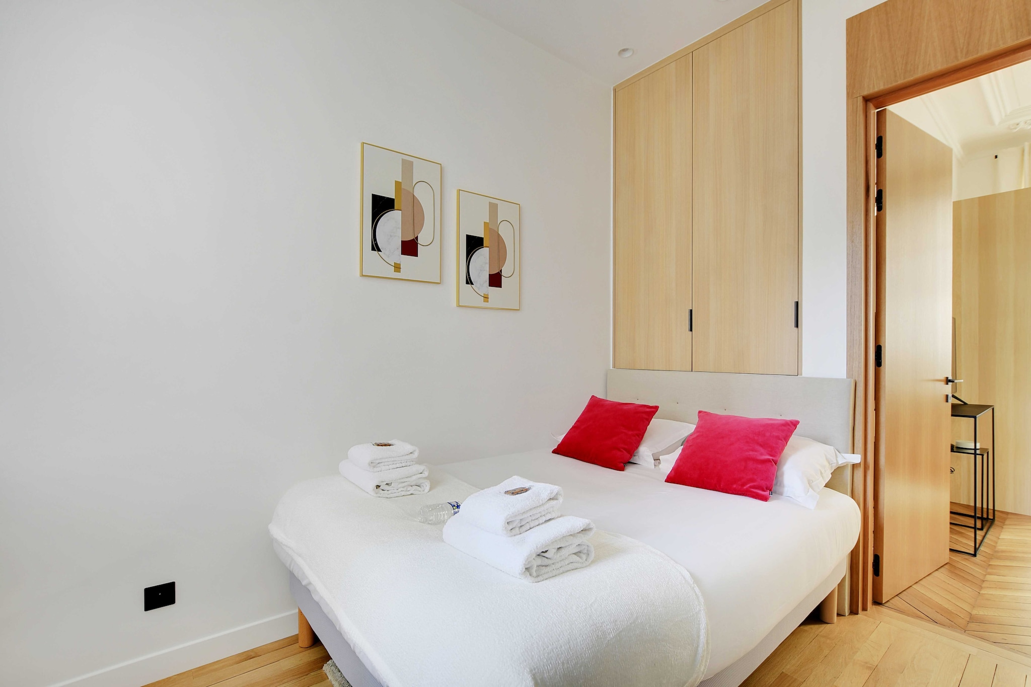 Ground floor: (Kitchen(stove, electric kettle, toaster, cooker, oven, microwave, fridge), bedroom(double bed, TV), bedroom(single sofa bed), Bedroom with bathroom(double bed, toilet), bathroom(shower, toilet))\n\nBed Linen, Desk, Hot Water, Internet Access DSL, Wardrobe, First Aid, Play area, TV, washing machine, heating, iron, hairdryer, Towels/Sheets (Incl.), shampoo, Essentials, dishes and cutlery, Dedicated workspace, Cooking basics, Carbon monoxide detector, Cleaning Disinfection, Downtown, Enhanced cleaning practices, High touch surfaces disinfected, Long term stays allowed, Town