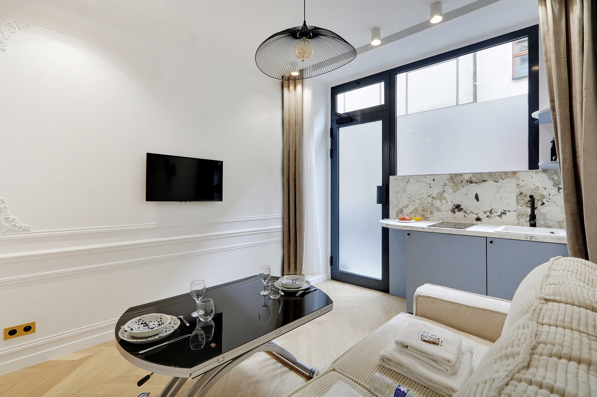 Checkmyguest offers you this superb 22 m2 flat, close to Place de la Nation and Boulevard Voltaire. With its cosy bedroom and modern facilities, this Parisian gem guarantees you an unforgettable stay in the Sainte-Marguerite district, in the heart of Paris's 11th arrondissement. A perfect base from which to explore all the capital's treasures with ease.
