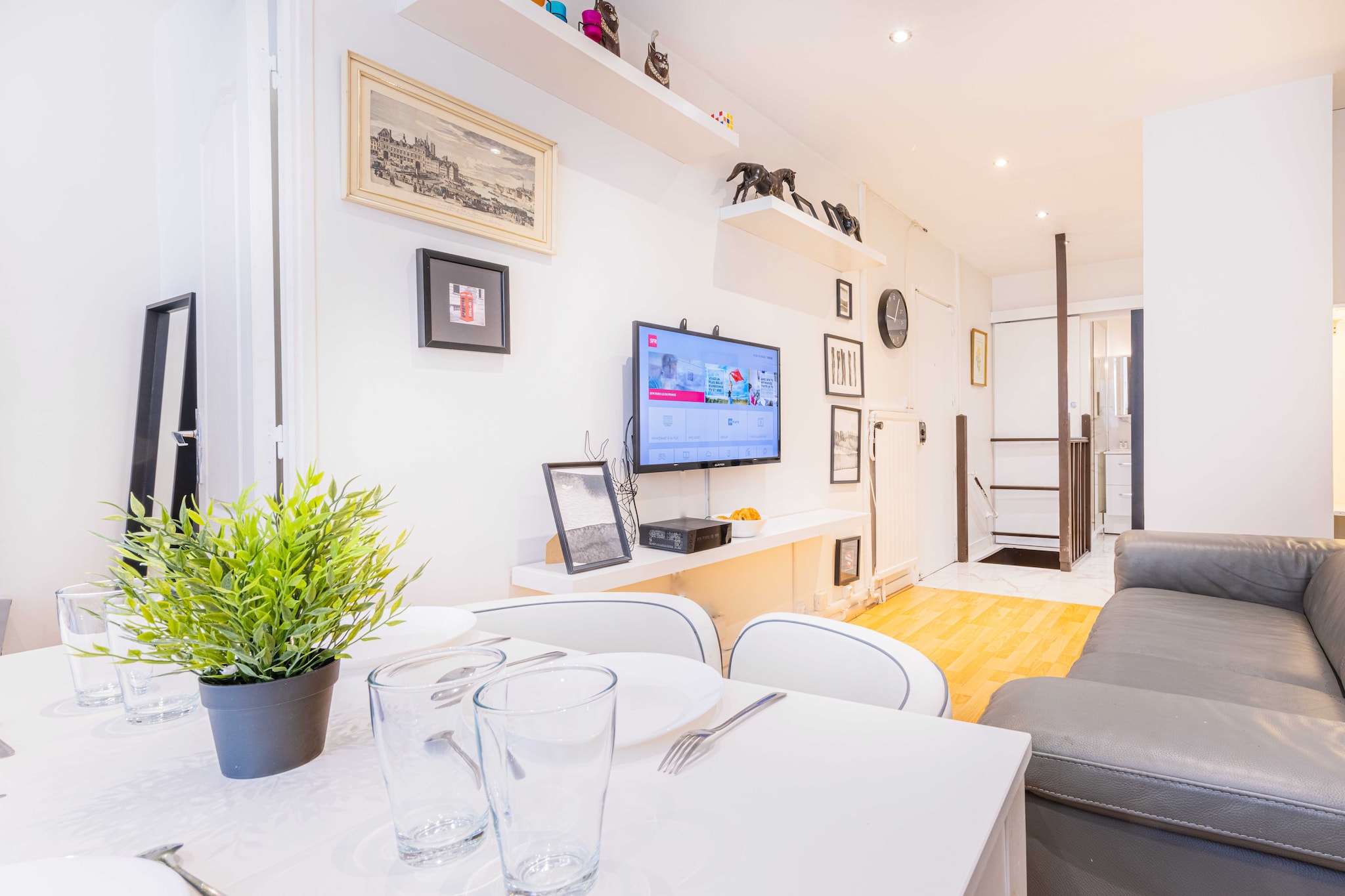 Checkmyguest offers you a quiet 40 mÂ² two-bedroom apartment in the lively Grandes-CarriÃ¨res district of Paris' 18th arrondissement. Nearby, the Basilique du SacrÃ©-CÅ“ur de Montmartre, emblem of Eucharistic adoration and divine mercy.
The geographical location of the apartment will allow you to move around the capital very easily via these many public transport options : 

- Metro: Lamarck - Caulaincourt (line 12), just a 6-minute walk away. 
- Bus (day and night) 
- VÃ©lib station
- Several cab companies available: Les cabs G7 (the most popular) - call 36 07.