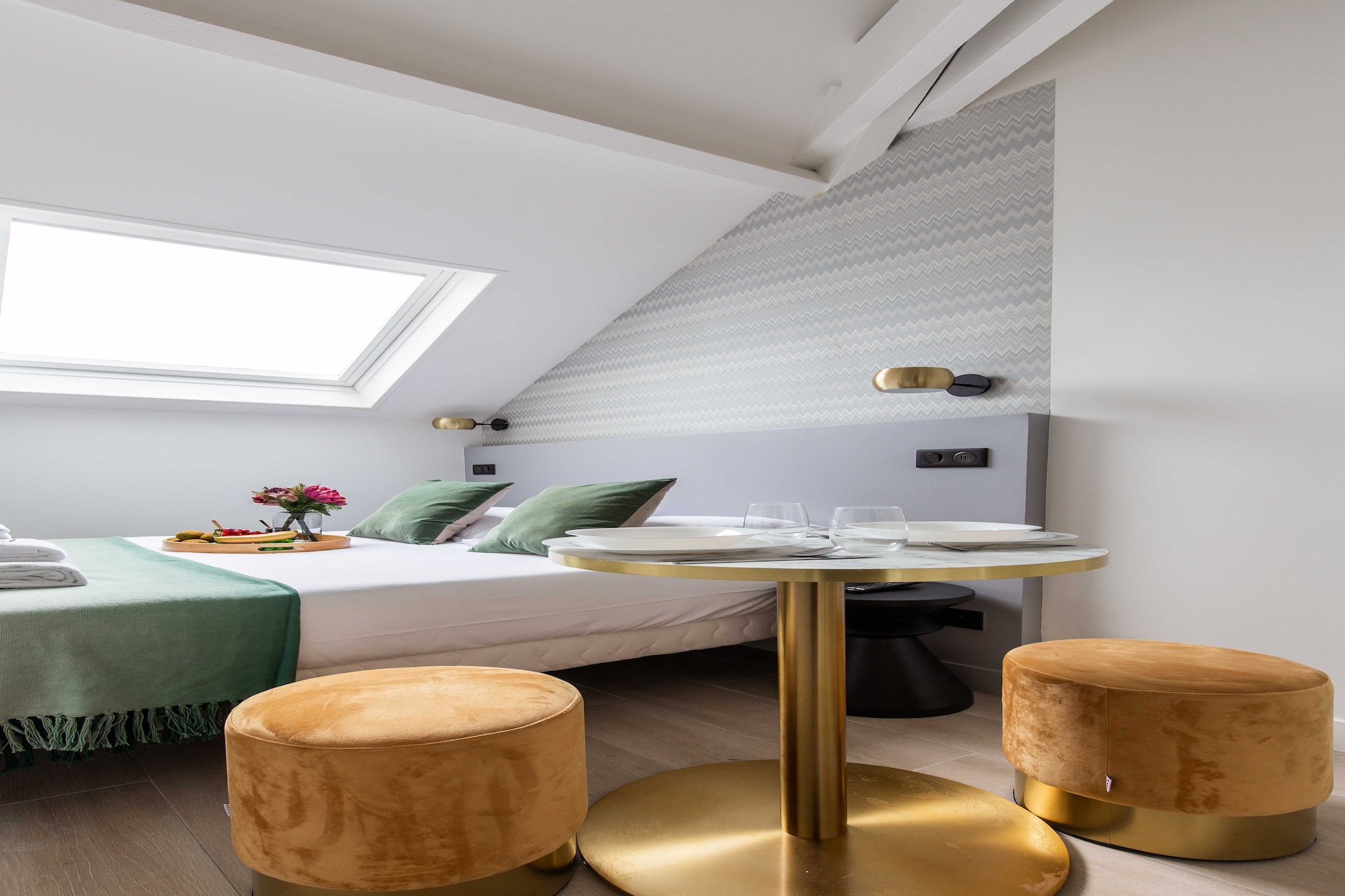 Checkmyguest offers you this adorable 30 m² flat, nestled in the heart of the residential 15th arrondissement of Paris, in the lively Beaugrenelle district. With a bright bedroom and modern amenities, this space is perfect for making your Parisian stay unforgettable. Don't miss the opportunity to discover the iconic Eiffel Tower, which is located nearby.