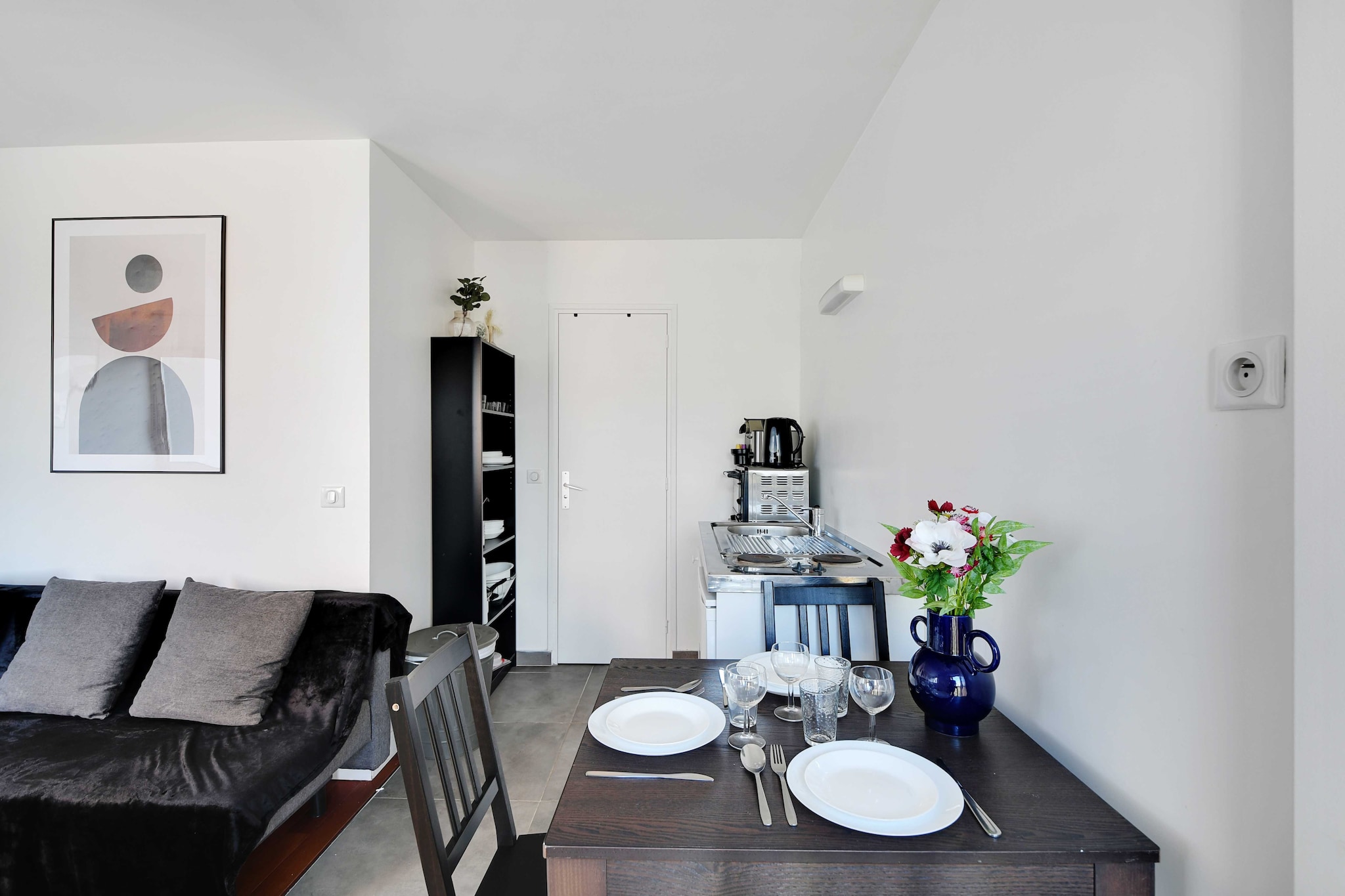 Checkmyguest offers this charming 25mÂ² studio apartment in the heart of Paris' lively Pont-de-Flandre district. Ideal for four people, it offers easy a
The geographical location of the apartment will allow you to move around the capital very easily via these many public transport options : 

- Metro: Riquet (line 7), 1 minute's walk away
- Numerous day & night BUS lines
- VÃ©lib station
- Autolib station
- Several cab companies available: Les cabs G7 (the most popular): call 36 07.