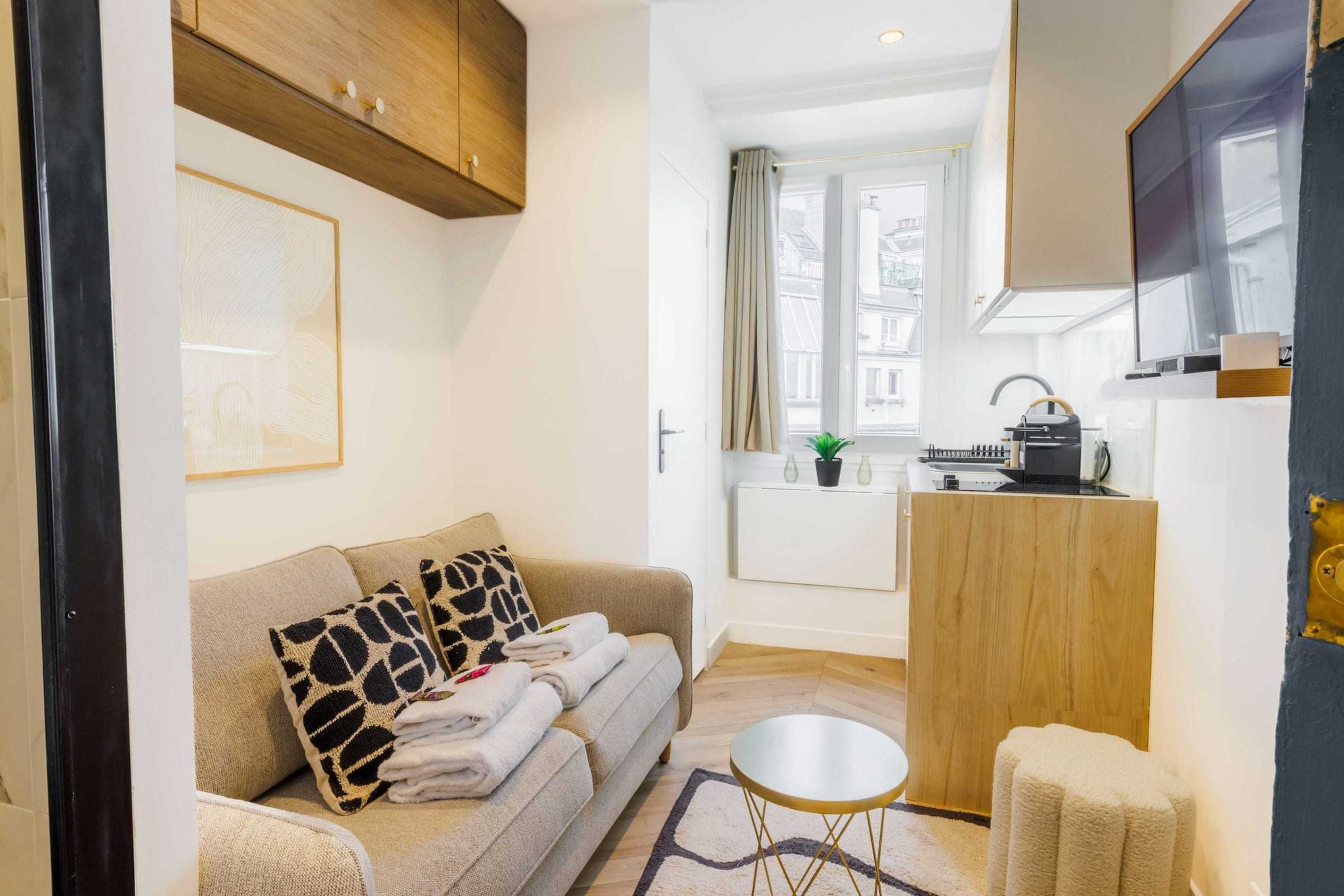 Charming 10mÂ² studio located in the 16th arrondissement, just a 5-minute walk from Place du TrocadÃ©ro!
The apartment's strategic location makes it easy to get around the capital thanks to a variety of public transport options:

- Metro: BoissiÃ¨re station (line 6) is just a 4-minute walk away.
- An extensive network of bus lines operating day and night.
- VÃ©lib station for those who prefer to travel by bike.
- Several cab companies, with a special mention for G7 cabs (widely used, contact 36 07).
- Motorcycle parking available in front of the residence (payment from 9am to 7pm).