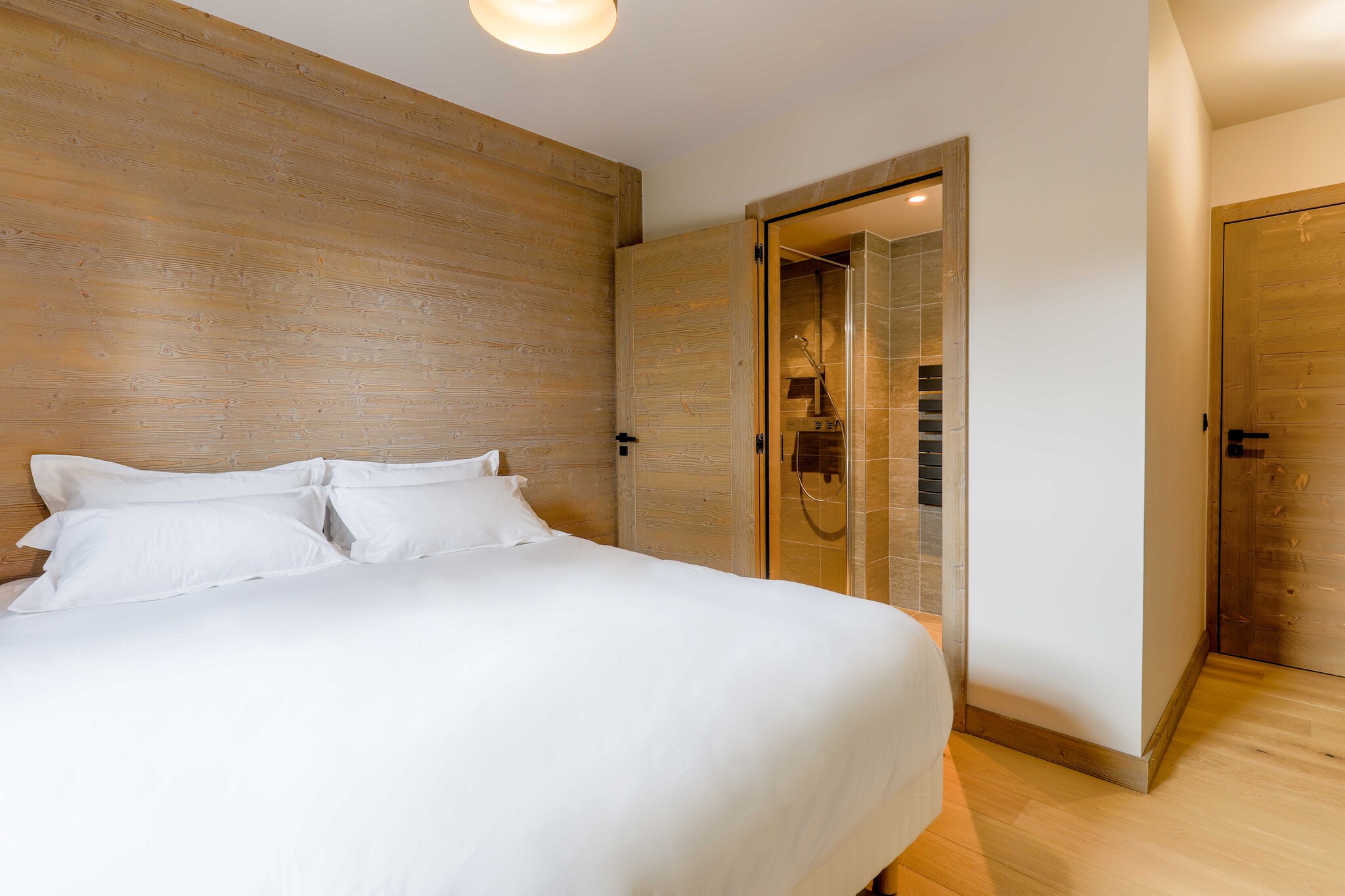 The unique location of this place in Rochebrune, just a few minutes from the center of MegÃ¨ve and 800 meters from the ski slopes, guarantees an idyllic stay in MegÃ¨ve.

This apartment, located within the prestigious RÃ©sidence Stallion in MegÃ¨ve, offers a privileged location close to the ski slopes and only a few minutes from the village center. With a surface area of 80 mÂ² and located on the first floor (accessible by elevator), here is a detailed description of its characteristics:

- Fully Equipped Living Room: The living room is a luxurious and well-equipped space, with a television, an Internet connection, a comfortable sofa, and a dining area for sharing meals in a friendly atmosphere.

- Equipped Open Kitchen: The open kitchen is modern and fully equipped, including an oven, a microwave, induction hobs, a Nespresso machine, a filter coffee maker, a blender, a toaster, a kettle, and much more. Moreover. You'll have everything you need to prepare tasty meals.

- Ensuite Bedrooms with Shower Room: Two elegant ensuite bedrooms equipped with double beds and each with an adjoining shower room for added privacy. A shower room has its private toilet.

- Children's Bedroom: A children's bedroom is furnished with 2 single bunk beds, providing a comfortable space for the youngest.

- Bathroom and Separate WC: The apartment also has an additional bathroom, including a washing machine and dryer, as well as a separate WC for added convenience.

- Balcony with Mountain View: A spacious balcony is equipped with a relaxation area offering a magnificent view of the majestic surrounding mountains.

- Baby bed: For families with young children, a baby bed is available for greater comfort.

Plenty of Storage: You will have several storage spaces to organize your personal belongings during your stay.

Additional services :

- Sheets and towels are provided, allowing you to travel lighter without having to bring extra linens.

- Wi-Fi is available to stay connected during your stay.

- Underfloor heating offers optimal comfort, whatever the weather.

Additional Amenities:

- A ski room is located in the same building, with a personal locker to store your ski equipment and a boot dryer for pleasant ski mornings.

- A shared wellness area is available in a separate building 15m from the accommodation (very easy to get to), including an indoor swimming pool (9am-9pm), a gym (9am-9pm), a hammam and sauna (10am-9pm), showers and changing rooms. 

- A basement parking space is included for secure parking, and guest parking spaces are also available inside, although they are not private.

In summary, this apartment in the RÃ©sidence Stallion in MegÃ¨ve is a haven of luxury and comfort, ideal for families or groups of friends looking for a memorable stay in the French Alps. Its many amenities and exceptional location make it a top choice for an unforgettable vacation.