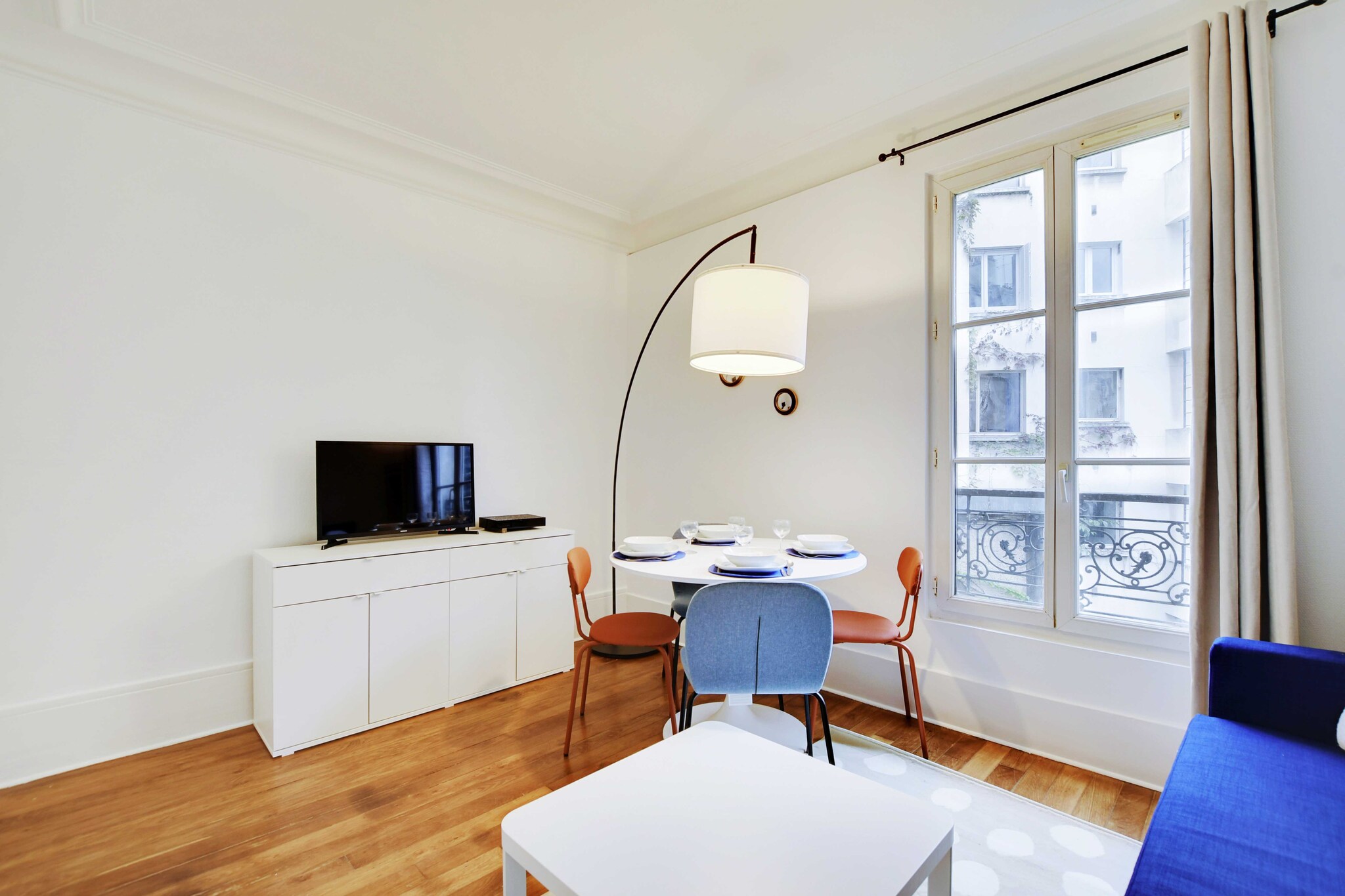 Checkmyguest offers you a 28 m² apartment, ideally located on the third floor, in the Épinettes district. You'll love the elegant bedroom, perfect for a comfortable stay in the French capital. You'll also be in the immediate vicinity of several emblematic monuments, such as the Sacré-Cœur and the Moulin Rouge.