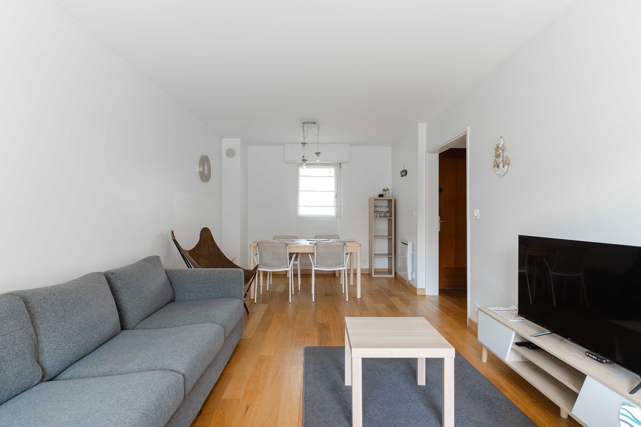 This superb apartment, nestled in the heart of the city, just behind the casino, offers an exceptional setting with a magnificent garden and an indoor swimming pool accessible all year round. With its central location and luxurious leisure facilities, this accommodation is a true haven of relaxation and comfort for those who want to make the most of their city break.