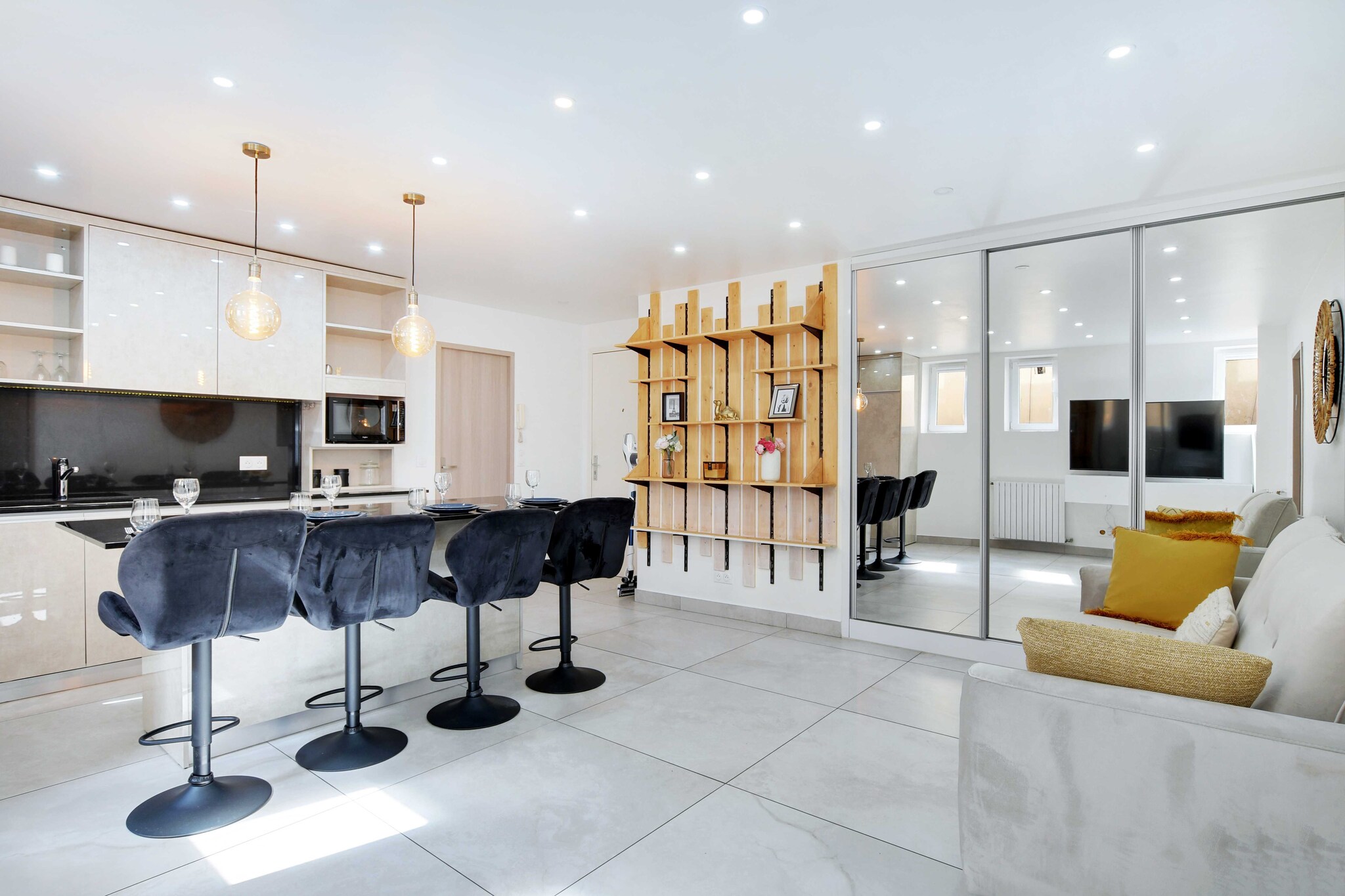 Ground floor: (Living room(single sofa bed, TV), Kitchen(stove, electric kettle, toaster, coffee machine, oven, microwave, dishwasher, fridge, dishes and cutlery), bedroom(Bed Linen, double bed), bathroom(shower, toilet, hairdryer, Towels/Sheets (Incl.), shampoo))\n\nElevator, Hot Water, Internet Access DSL, Wardrobe, First Aid, Play area, tumble dryer, washing machine, heating, iron, Essentials, Dedicated workspace, Cooking basics, Downtown, Long term stays allowed