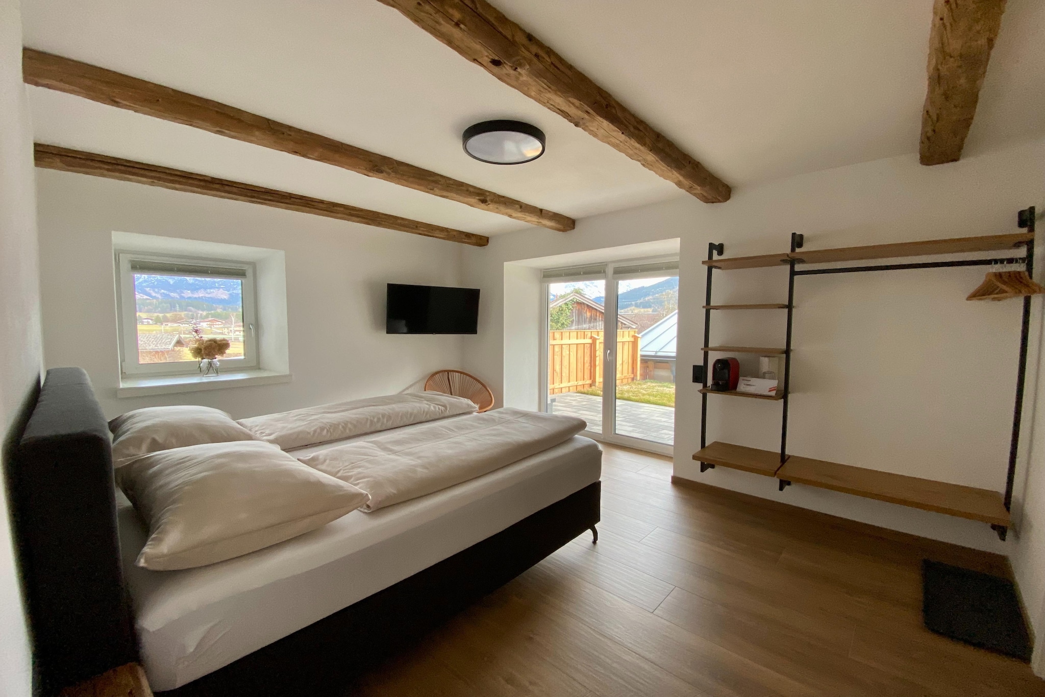 Spacious double room with a comfortable box spring bed and a separate bathroom with shower and toilet offers space for up to two people. The room has an adjoining terrace with seating. From here you can enjoy the breathtaking view of the surrounding mountains and be enchanted by the beauty of nature.

Saalfelden Leogang - a natural paradise in the heart of Salzburg. This enchanting region in Pinzgau offers countless hiking trails, climbing opportunities, cycling routes and refreshing swimming lakes in summer. With a wide range of activities, families and active sports people get their money's worth here.

In winter you benefit from the proximity to renowned ski areas such as the Skicirkus Saalbach Hinterlgemm Leogang Fieberbrunn, the Hochkönig ski region - Ski amadé and Zell am See-Kaprun as well as a variety of exciting winter experiences. Saalfelden Leogang is the perfect holiday destination for everyone who wants to enjoy the Alps in all their glory.

Starting May 1, 2025, a mobility fee will be introduced in the Salzburg region. An additional €0.50 per guest (aged 15 and older) will be charged on top of the local tax. All guests will then be able to use all public transport in the Salzburg region free of charge.

Please note that all guests must respect the house rules. We reserve the right to decline bookings from guests who have previously violated rules or caused issues — regardless of nationality.
