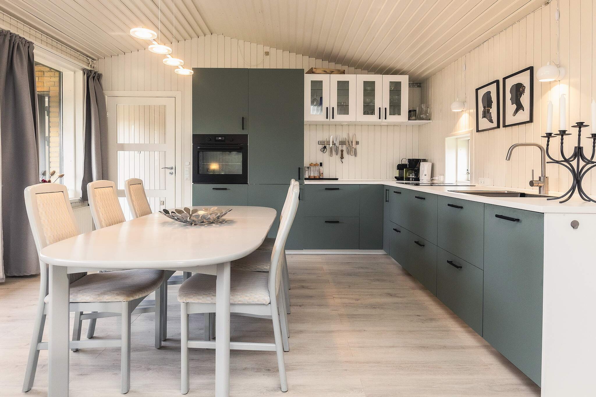 Kitchen(cooker(electric), coffee machine, dishwasher, fridge(+ freezer)), Living/bed room(TV), bedroom(2x single bed), bedroom(4x bunk bed), bathroom(washbasin, shower, toilet), bathroom(washbasin, shower, toilet), dishwasher, heating(central), terrace, parking