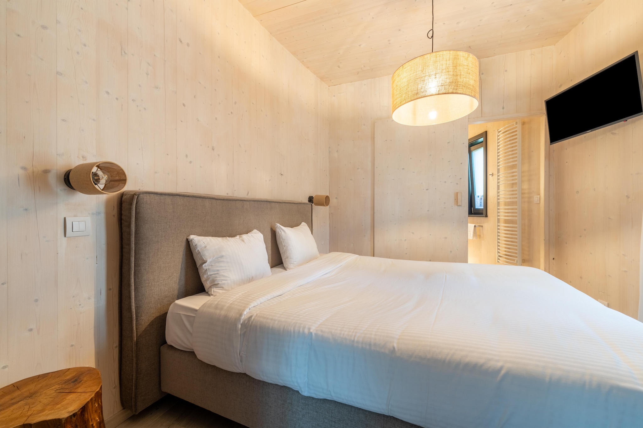 Unwind in this cozy cottage for 2, perfectly situated in the peaceful Domaine du Bois de Fouage in Antoing. Surrounded by lush forest just 10 meters away, this one-bedroom retreat offers all the essentials for a quiet, comfortable getaway.

The bedroom features a double bed (160 x 200 cm) with a private bathroom including a shower, washbasin, and toilet. The open kitchen is fully equipped with an electric kettle, cooker, oven, combination microwave, coffee machine (pads), and dishwasher, great for relaxed in-house dining. The living/dining area includes a TV, dining table, and seating space, ideal for quiet evenings. Step outside to a private terrace and garden with outdoor furniture, or enjoy shared access to indoor and outdoor swimming pools and a padel court.

With general supplies and great dining options like La Maison and La Bodega just a short walk away, and nearby attractions such as Castle Antoing and Lille (30 km), this hideaway combines nature, comfort, and convenience. Free public parking and Wi-Fi included.