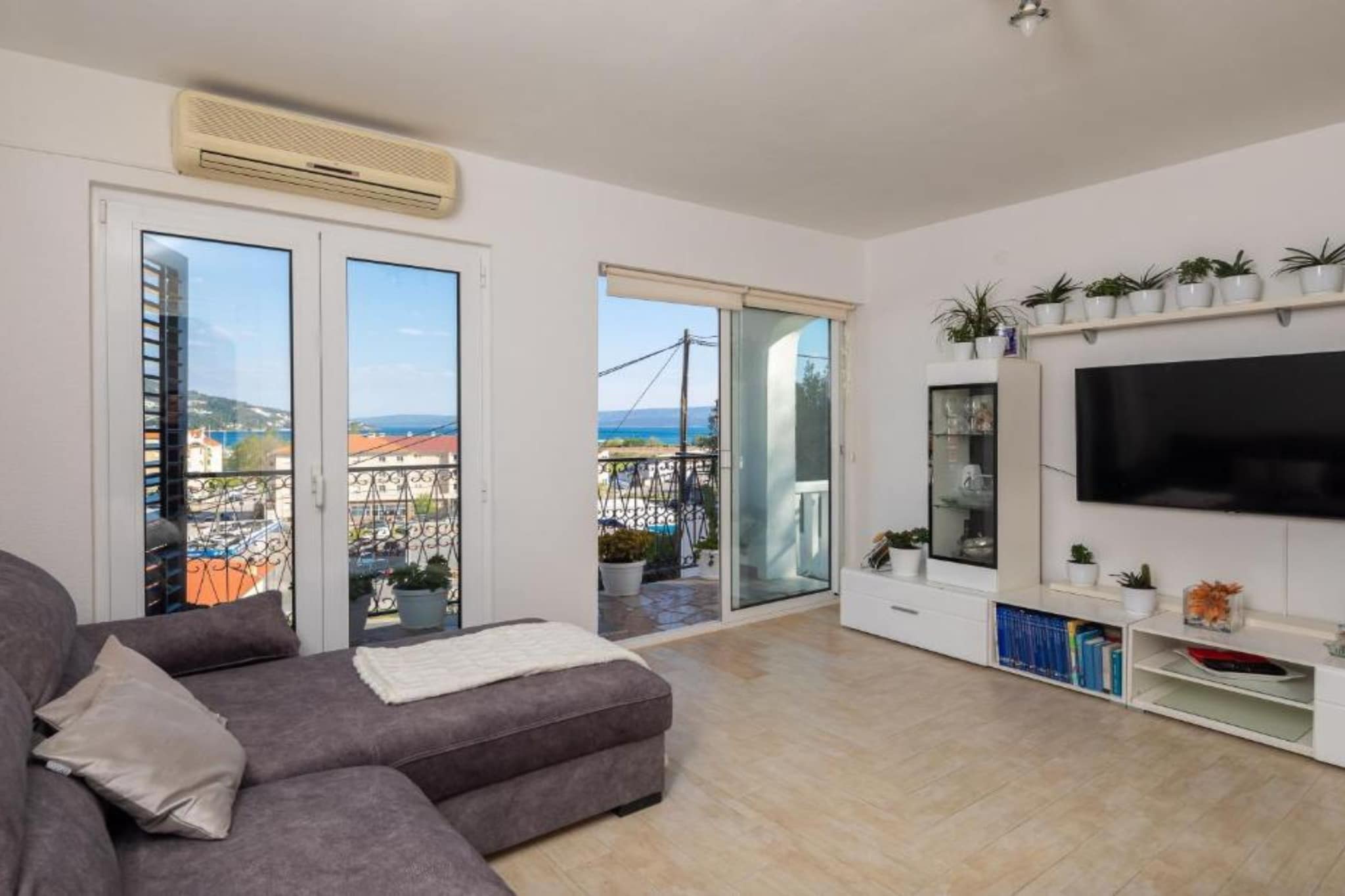 Omis River & Sea Escape - One Bedroom Apartment with Balcony and Sea View-Salon