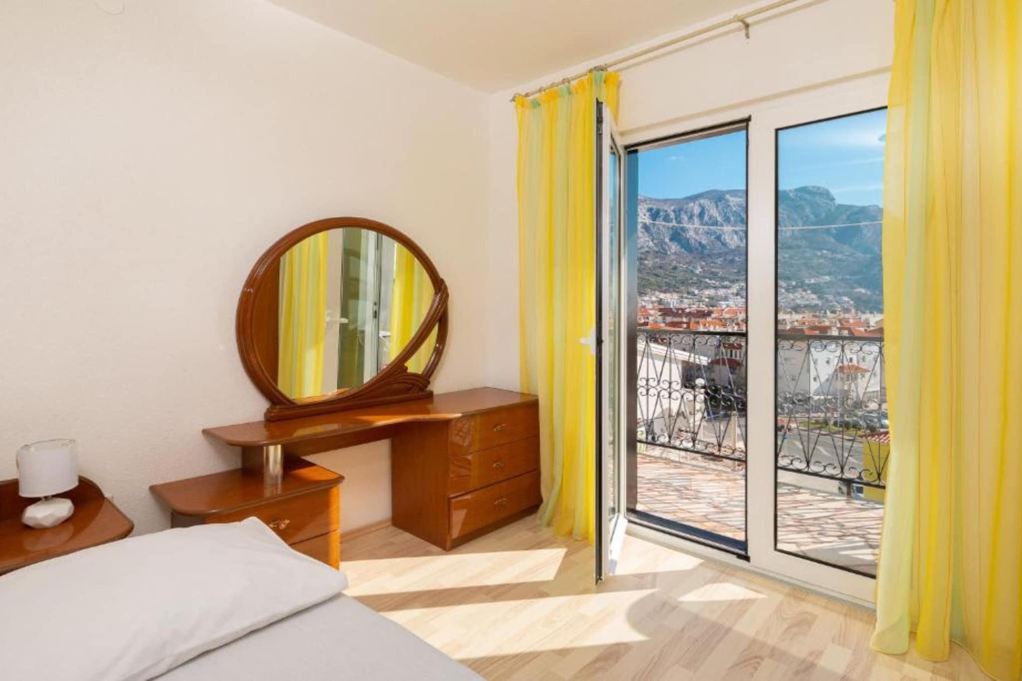 Omis River & Sea Escape - One Bedroom Apartment with Balcony and Sea View-Chambre