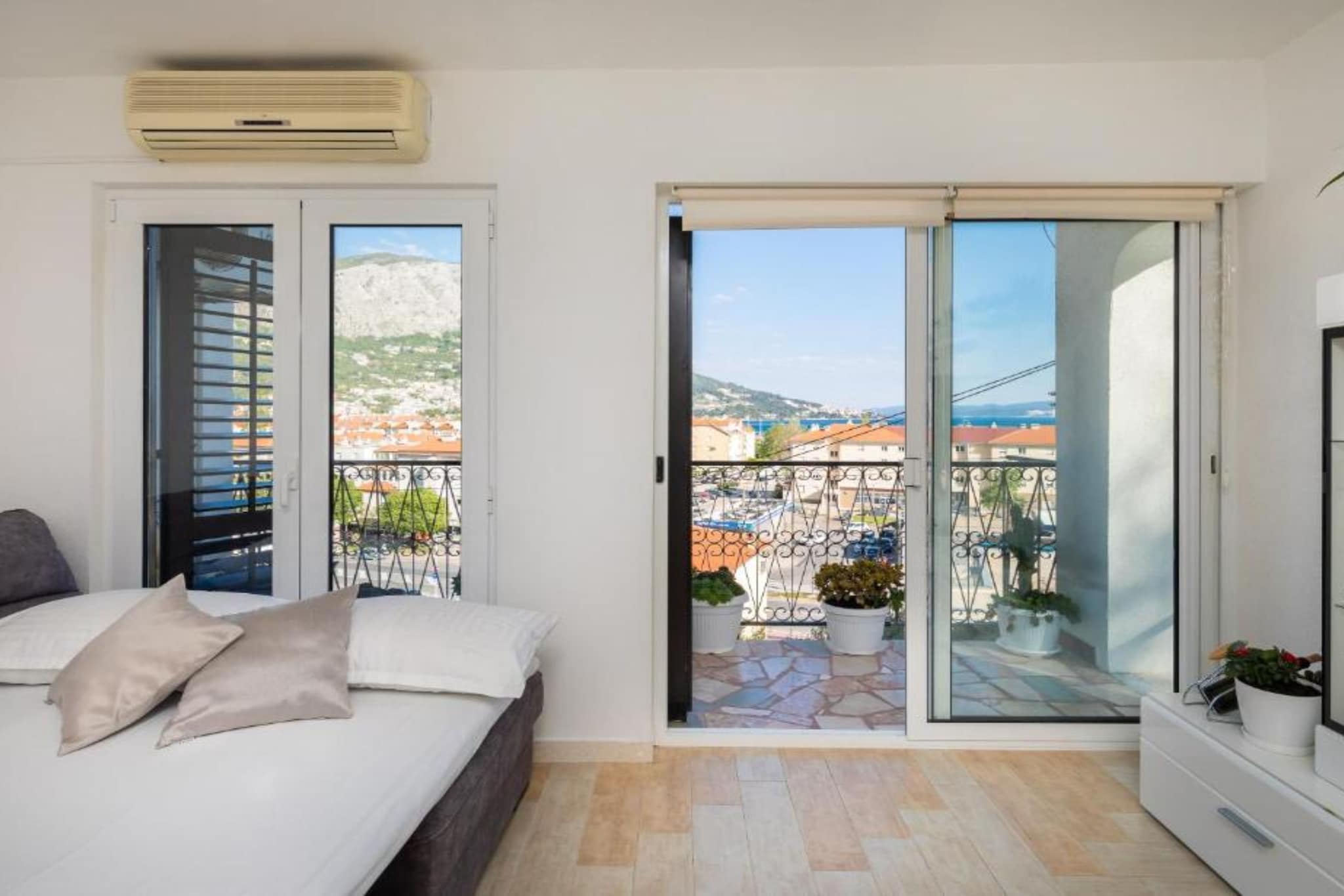 Omis River & Sea Escape - One Bedroom Apartment with Balcony and Sea View-Chambre
