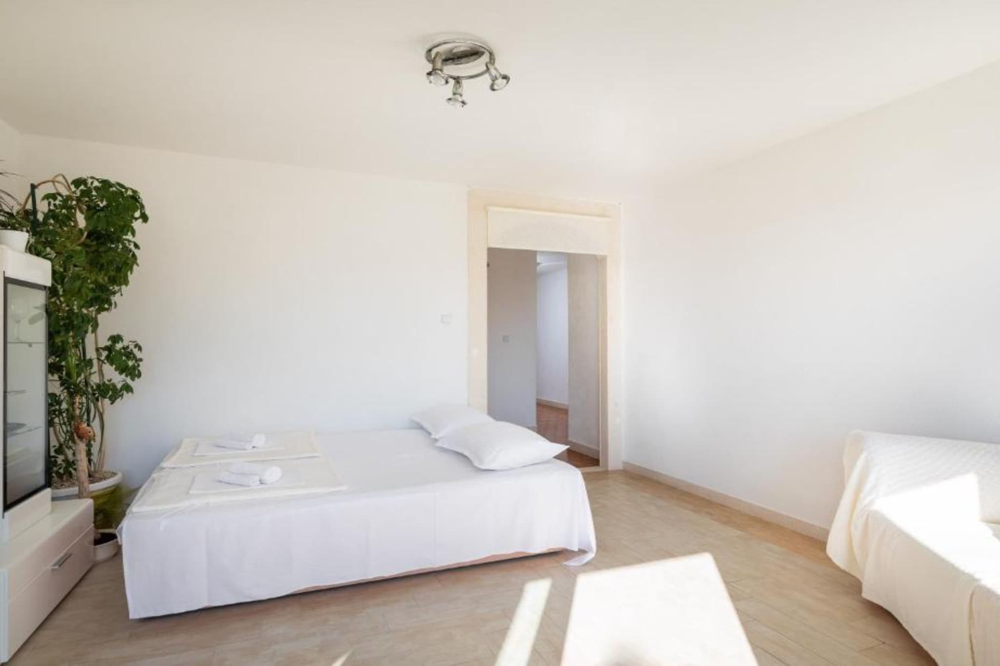Omis River & Sea Escape - One Bedroom Apartment with Balcony and Sea View-Chambre