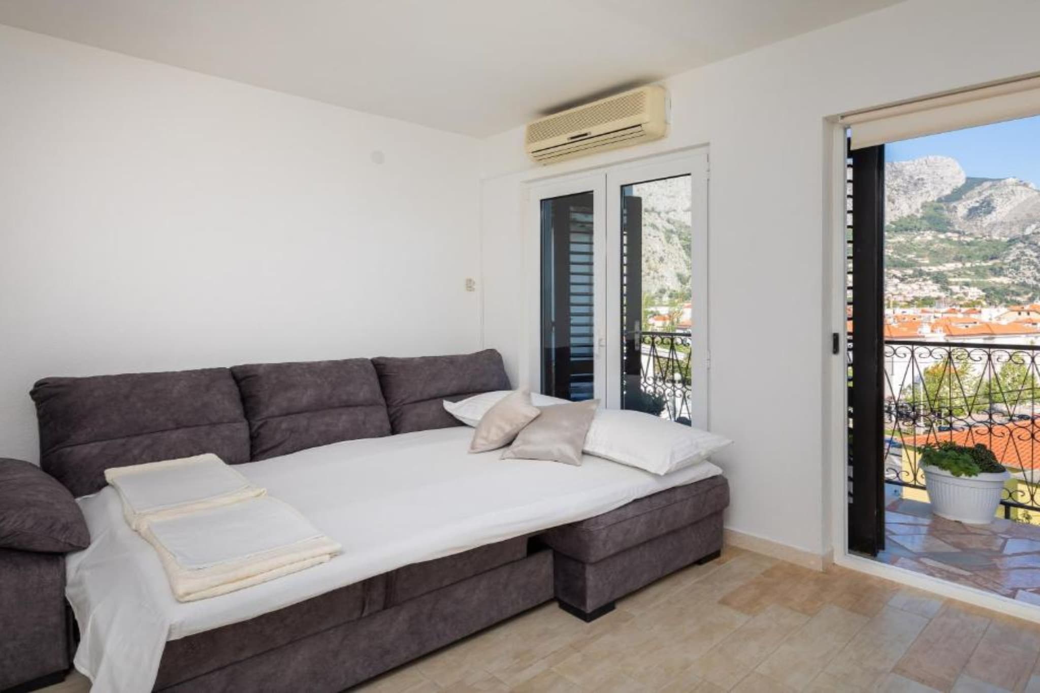 Omis River & Sea Escape - One Bedroom Apartment with Balcony and Sea View-Chambre