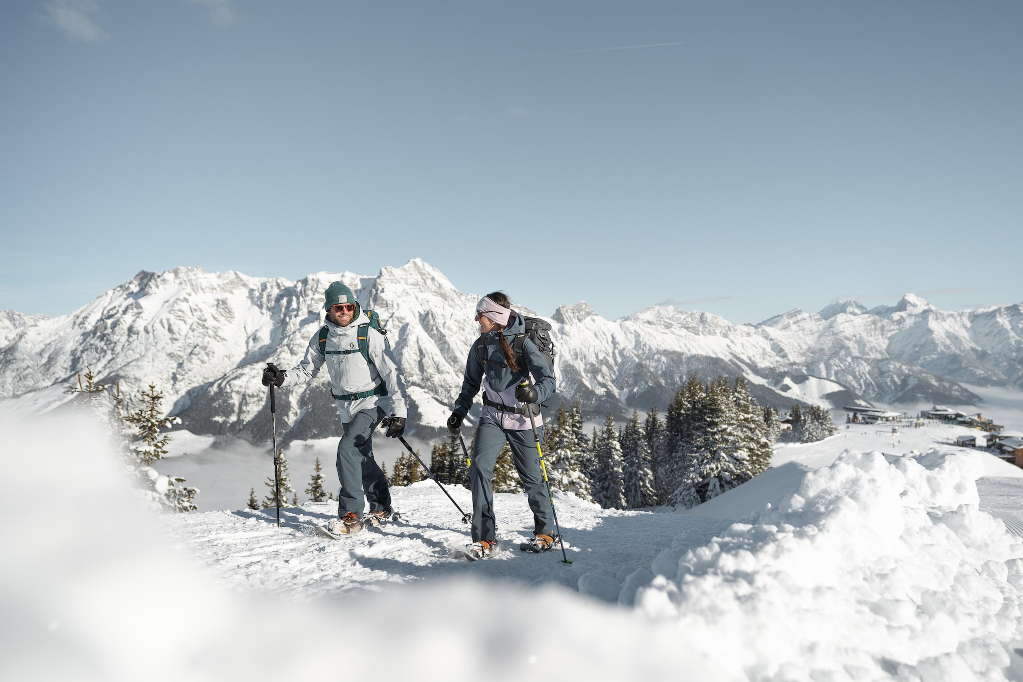 Attic: (open kitchen(electric kettle, toaster, cooker, hood, coffee machine, espresso machine, oven, dishwasher, fridge-freezer), Living/diningroom(double sofa bed, TV, dining table, seating area), bedroom(double bed(boxspring)), bedroom(double bed(boxspring)), bathroom(shower(walk-in shower), washbasin), bathroom(washbasin, toilet), balcony, roof terrace, garden furniture, deckchairs, baby crib(free))\n\nstorage(washing machine), carport, parking