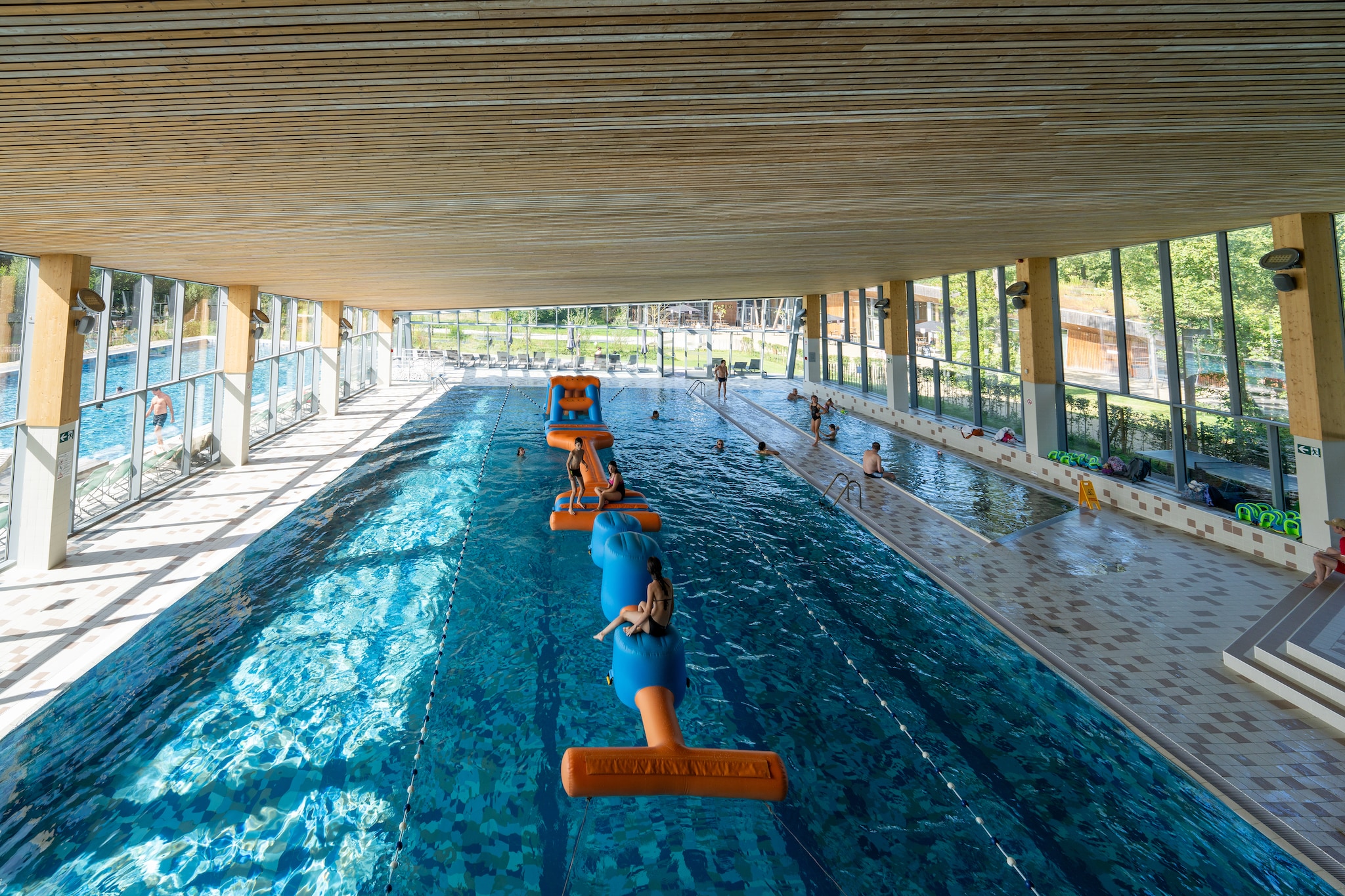 Unwind in this beautifully appointed 4-guest mansion nestled in the peaceful woodlands of Antoing. The ground floor welcomes you with a stylish open kitchen (equipped with coffee machine, oven, fridge-freezer, dishwasher), a bright living/dining area featuring a smart TV, fireplace, and dining table, plus a cozy bedroom with two single beds and a modern bathroom with walk-in shower.
Upstairs, enjoy a private double bedroom, a luxurious second bathroom with bath and shower, and a mezzanine lounge, perfect for reading or quiet relaxation. Step outside to a private terrace or balcony surrounded by forest views. Resort perks include indoor and outdoor pools, padel and boules courts, a pond, lounge seating, party games, and bicycle storage. There's also free Wi-Fi, public parking, and an EV charging station for added ease.
With Tournai just 15 km away and the forest and lake only 10 meters from your door, it’s the perfect blend of comfort, nature, and convenience.