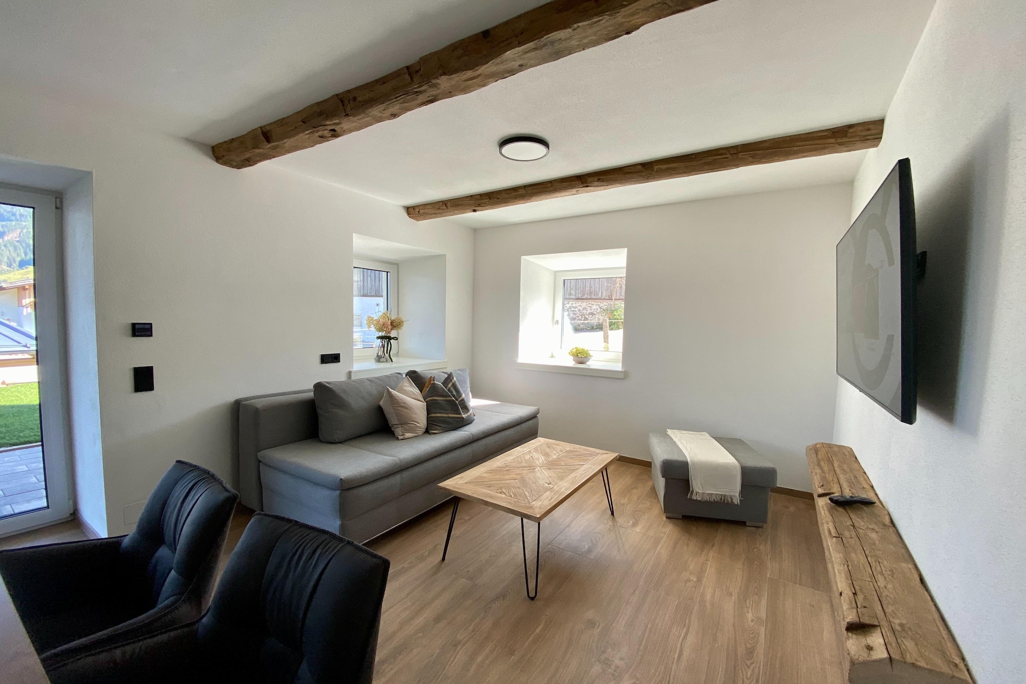 Escape to a spacious, light-filled apartment in the heart of Saalfelden Leogang, Salzburg’s alpine haven. Perfect for up to 2 guests, this elegant retreat features a cozy box-spring sofa bed in the inviting living area and a modern fitted kitchen with a handy pantry. The bedroom boasts a premium box-spring bed and offers breathtaking views of the majestic Kitzsteinhorn. A separate bathroom ensures privacy, while the private terrace invites you to unwind and soak in the stunning mountain vistas.
Saalfelden Leogang is a natural paradise, offering endless hiking trails, thrilling climbing spots, scenic cycling routes, and refreshing bathing lakes in summer. Winter transforms the region into a skier’s dream, with easy access to world-class ski areas like Skicircus Saalbach Hinterglemm Leogang Fieberbrunn, Hochkönig Ski amadé, and Zell am See-Kaprun.
Starting May 2025, guests can enjoy free public transport across Salzburg with a small mobility fee, ensuring effortless exploration of the Alps. Book your alpine escape today!'