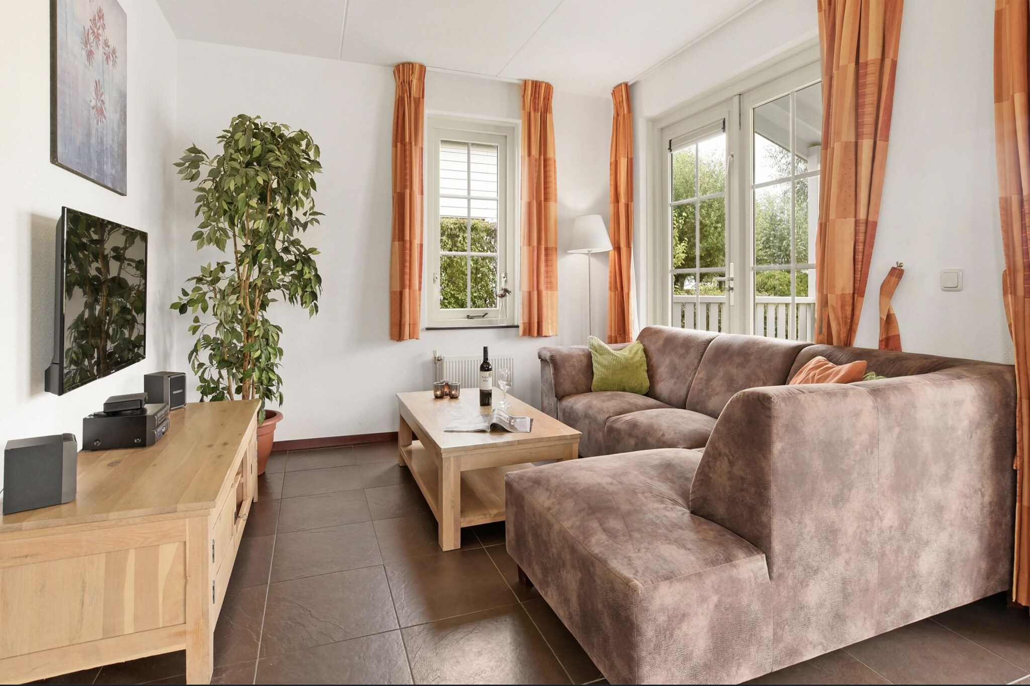 Located in the serene Zuytland Buiten park, this charming holiday home offers a peaceful retreat surrounded by water and nature. Step onto your private terrace or the spacious fishing platform to unwind, cast a line, or simply soak in the view of the scenic Stompaardse Plas. The home features a cozy living space and an open kitchen ideal for leisurely meals. Garden doors open to a lush outdoor area, perfect for sun-soaked mornings or relaxed evenings with family. A high chair and children’s bed are available, making it welcoming for families with little ones.
Venture a short distance to discover the nearby coastal gems of Rockanje and Ouddorp—ideal for beach strolls, sunbathing, or exploring sand dunes. For history and charm, the picturesque villages of Heenvliet and Geervliet are just a 10-minute drive away.
Craving Dutch pancakes or something local? A cozy pancake restaurant is just 200 meters from your doorstep. For a broader selection, Zuidland, 500 meters away, offers bakeries, supermarkets, and small eateries. Nearby Brielle and Hellevoetsluis feature waterfront dining with stunning views—perfect for an evening meal.