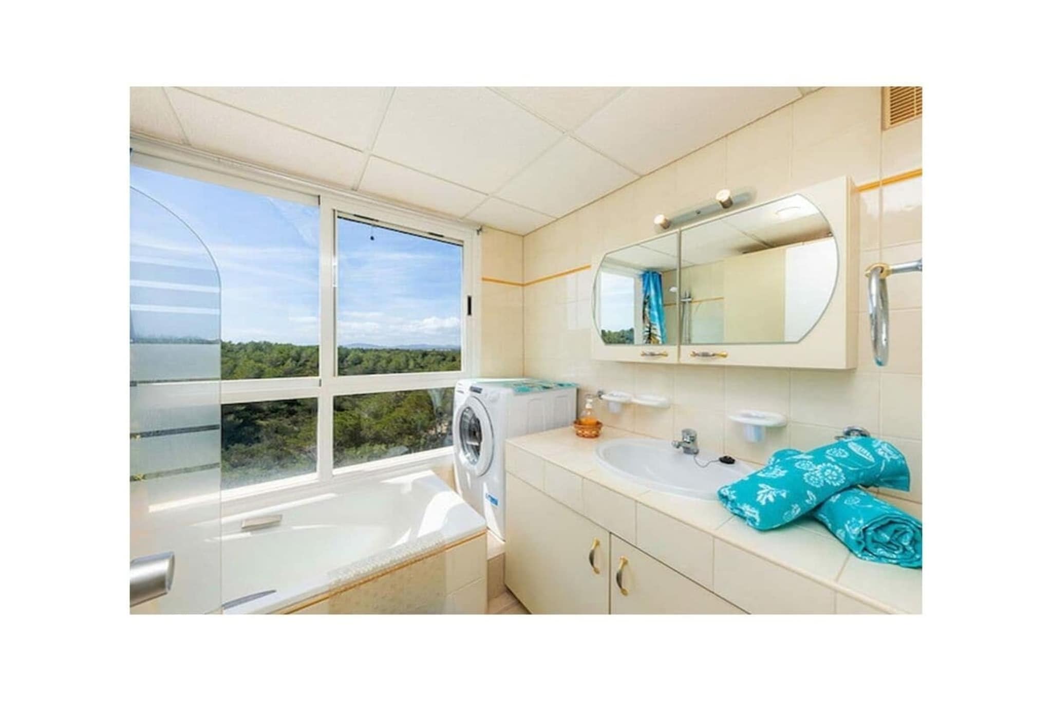 471415-Bathroom
