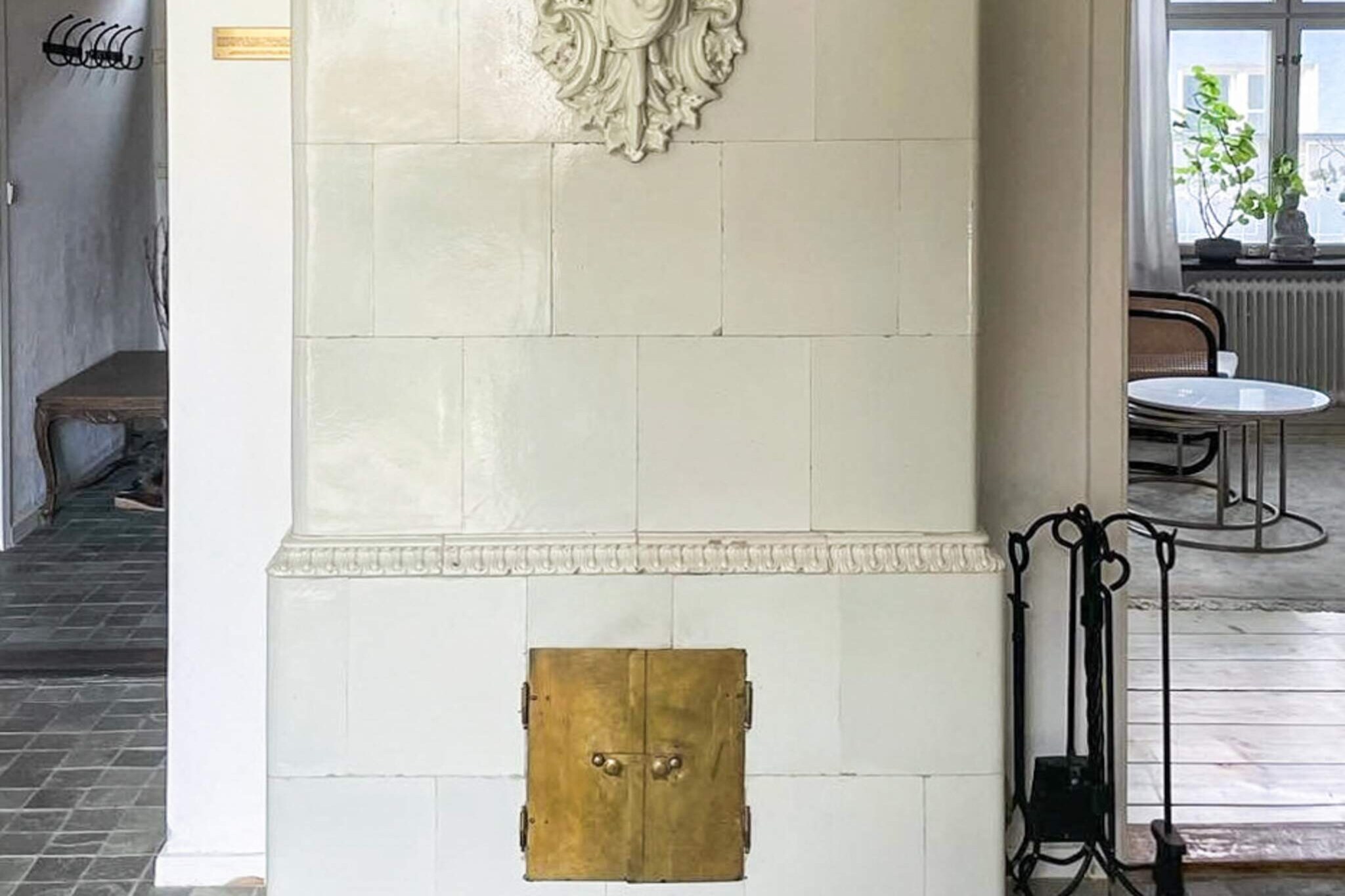 Annex: (4x single bed)\n\nInternet Access DSL, Living room, Living room, Kitchen(stove(induction), oven, dishwasher, fridge-freezer), Living/bed room(TV(swedish TV channels), chromecast), bedroom(double bed), bedroom(double bed), bathroom(bath tub, washbasin, shower, toilet), bathroom(washbasin, toilet), heating(central), garden, garden furniture, parking