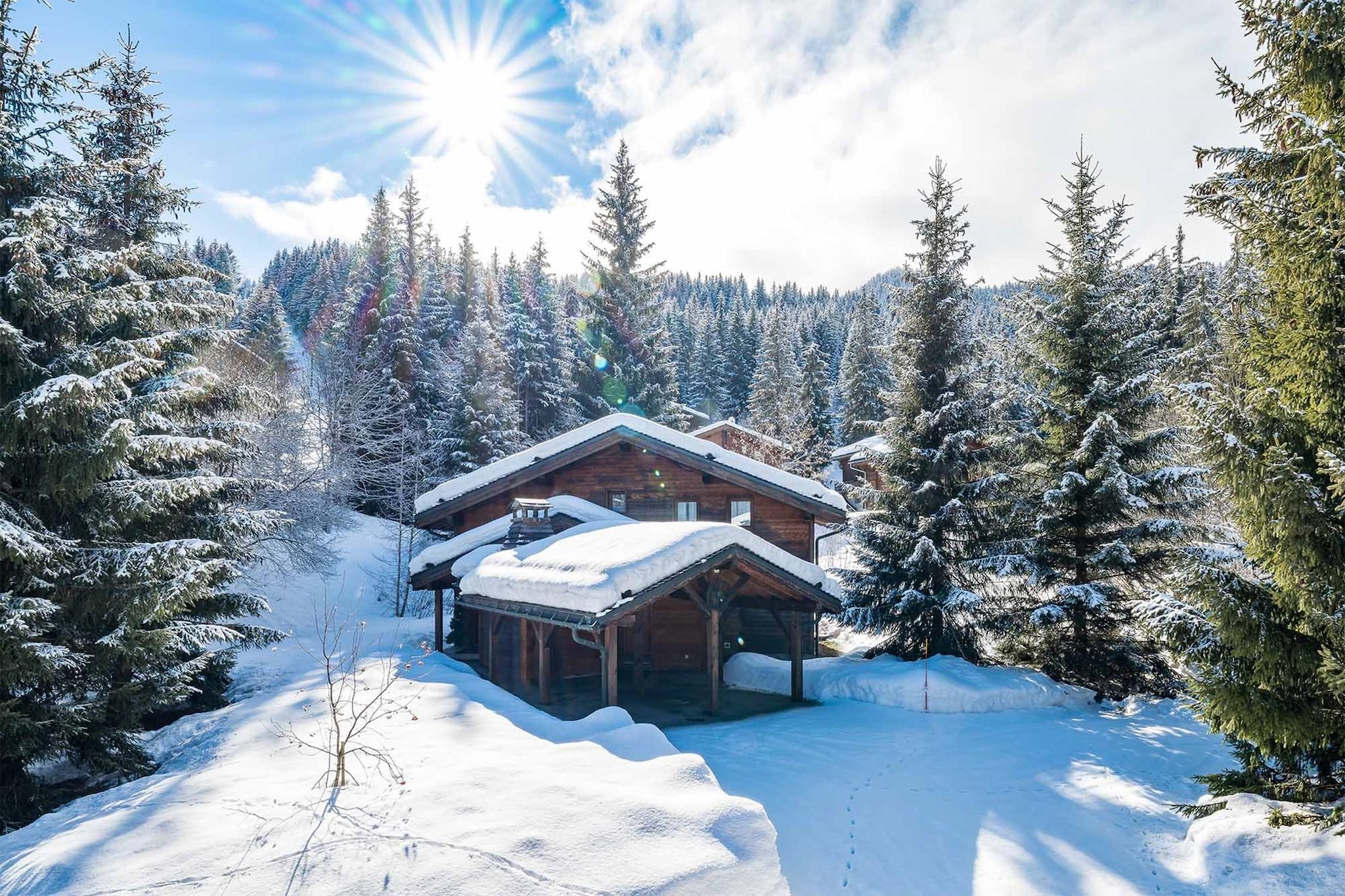 The chalet is located in the charming village of La Tania, between Meribel and Courchevel in the heart of the Les Trois Vallées ski area. The village is on the edge of a forest, the snow-capped pines make it a great postcard picture, and its small size means everything is close by, so you are never far from the slopes or the shops, bars and restaurants in the village centre. For experienced skiers, it is possible to ski off-piste through the trees directly from the chalet.

Overlooking the snow-capped trees of La Tania, Chalet Lea is a traditional Savoyard chalet. With its exposed wooden beams and log fire, it is a homely gem for a ski holiday with family or friends. The chalet is spread over two floors with six comfortable bedrooms for up to 12 people, each with its own shower room and toilet. 2 covered parking spaces and free WIFI are available.