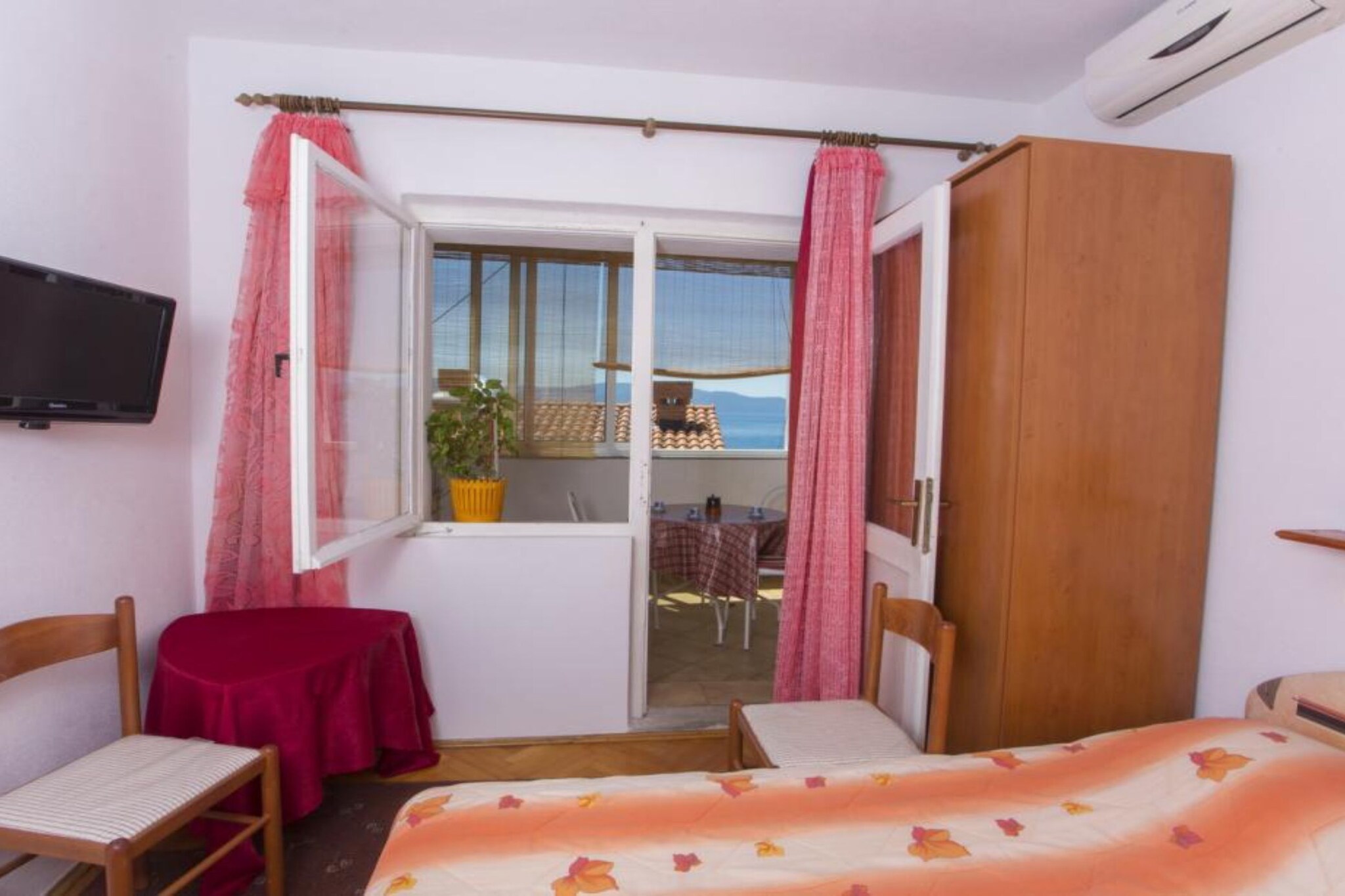 Triple Room with Private Balcony (A3)-Schlafzimmer