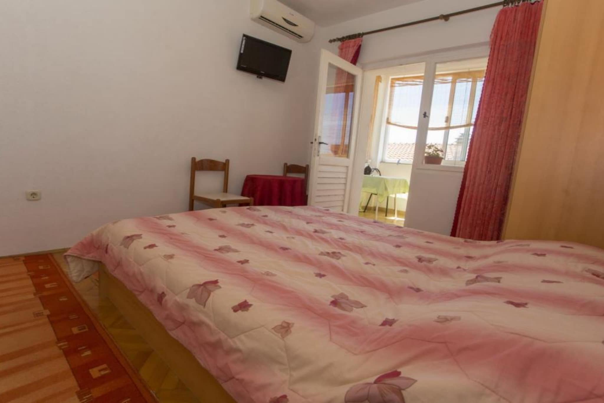 Double Room with Private Balcony (A2)-Schlafzimmer