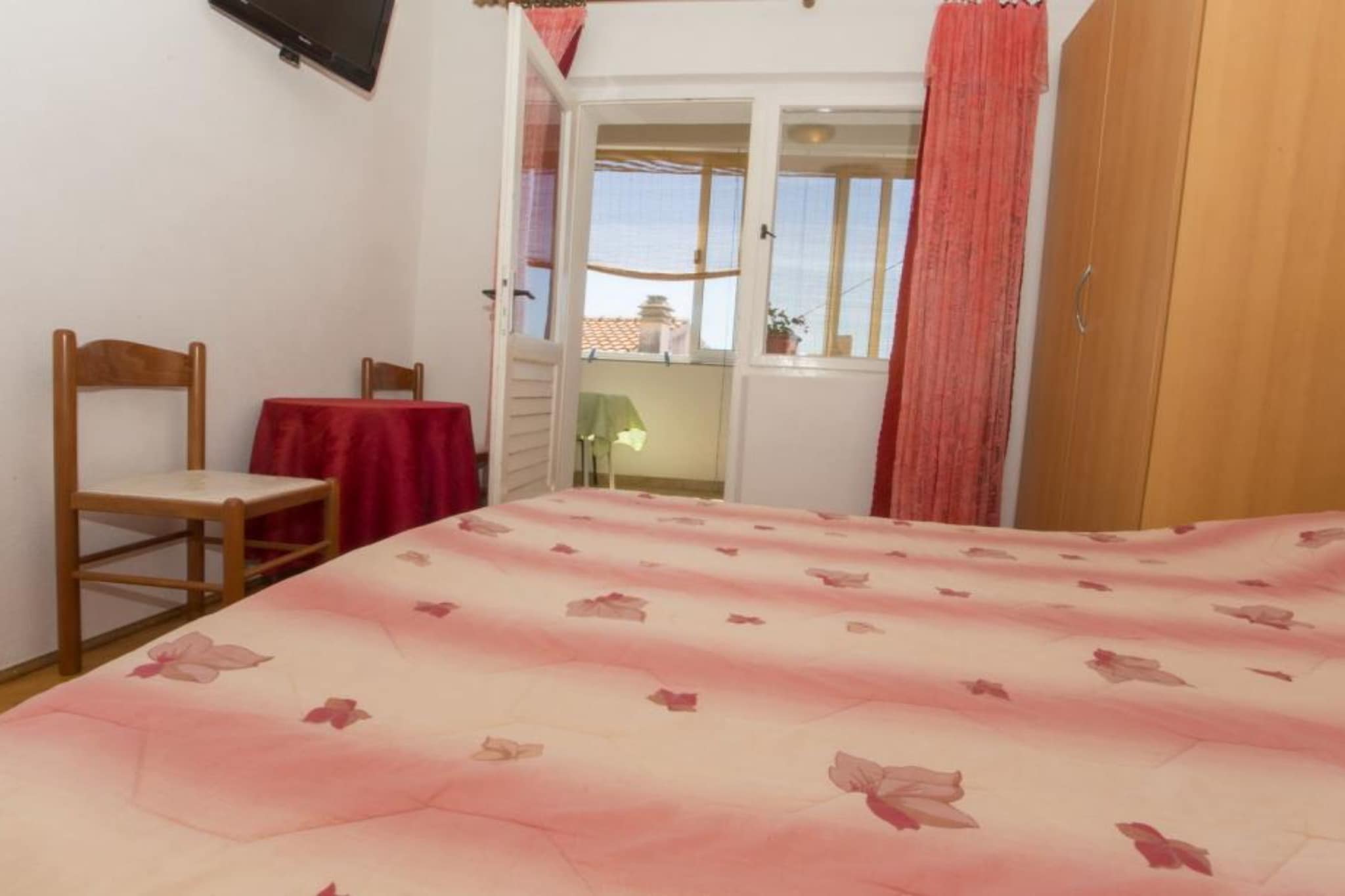 Double Room with Private Balcony (A2)-Schlafzimmer