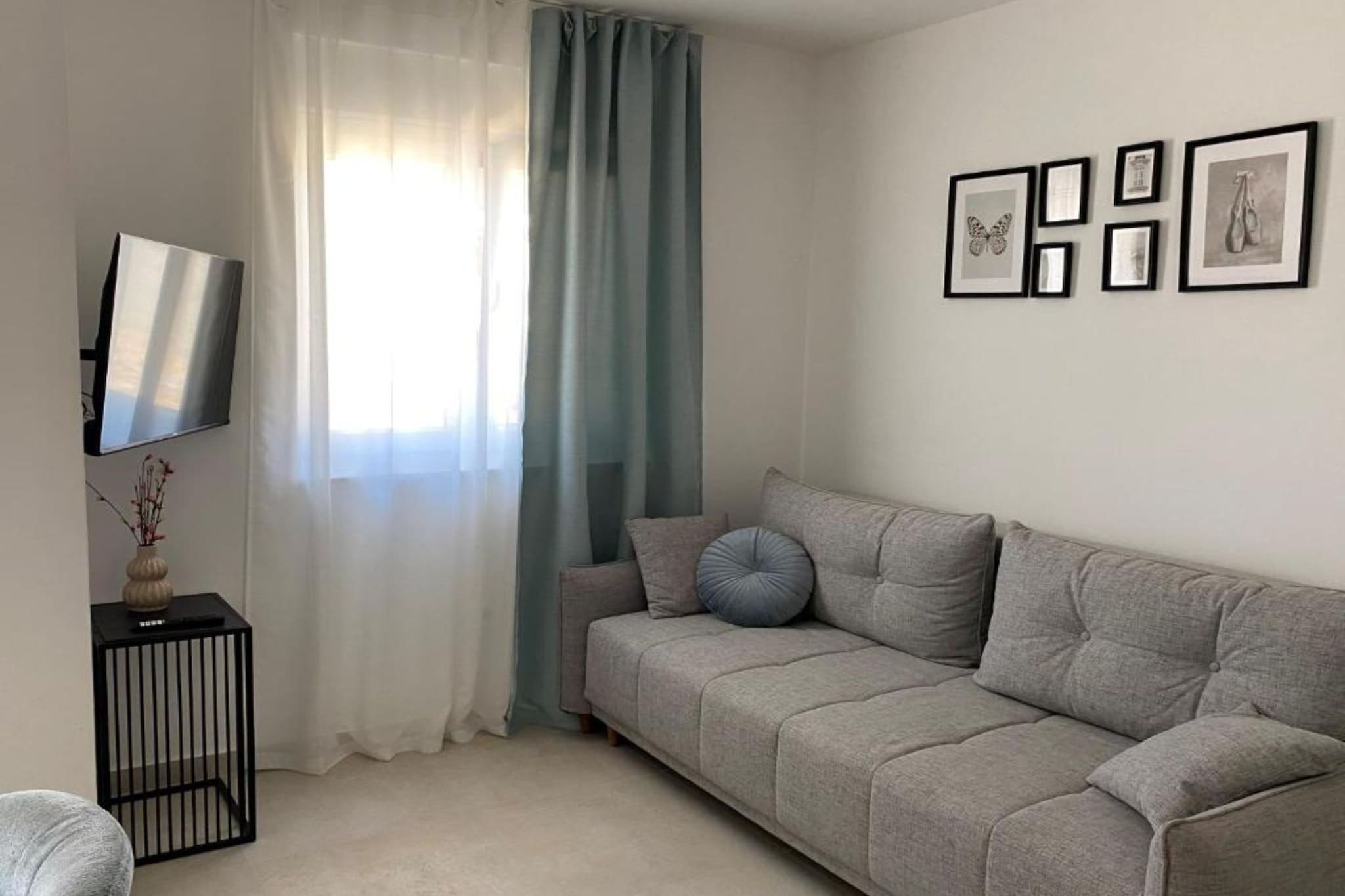 One Bedroom Apartment with  Balcony and City View-Wohnzimmer