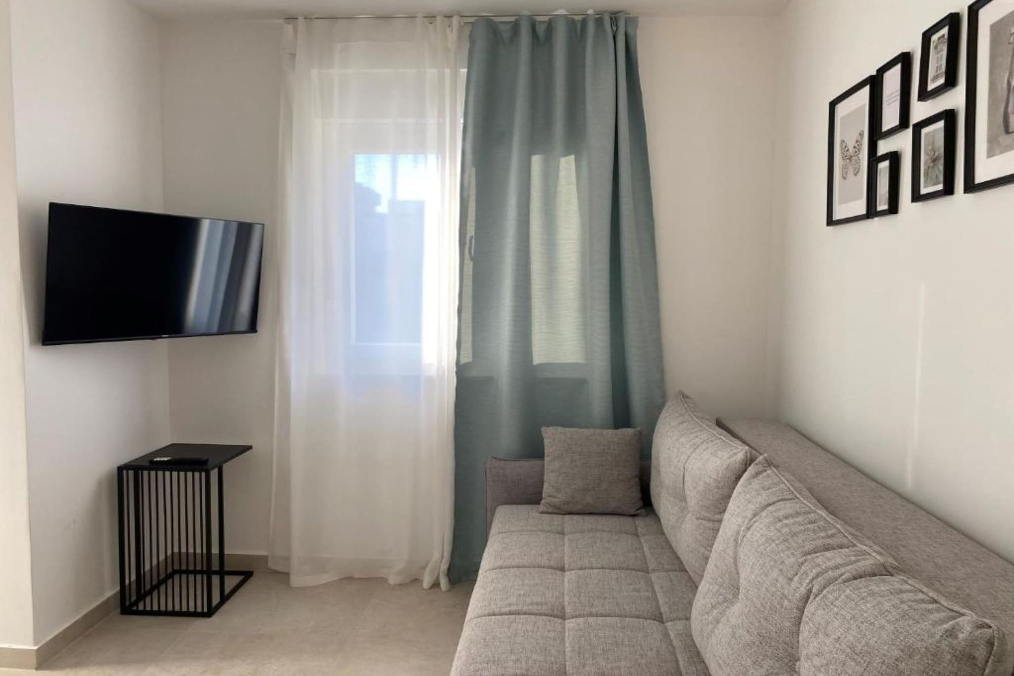 One Bedroom Apartment with  Balcony and City View-Wohnzimmer