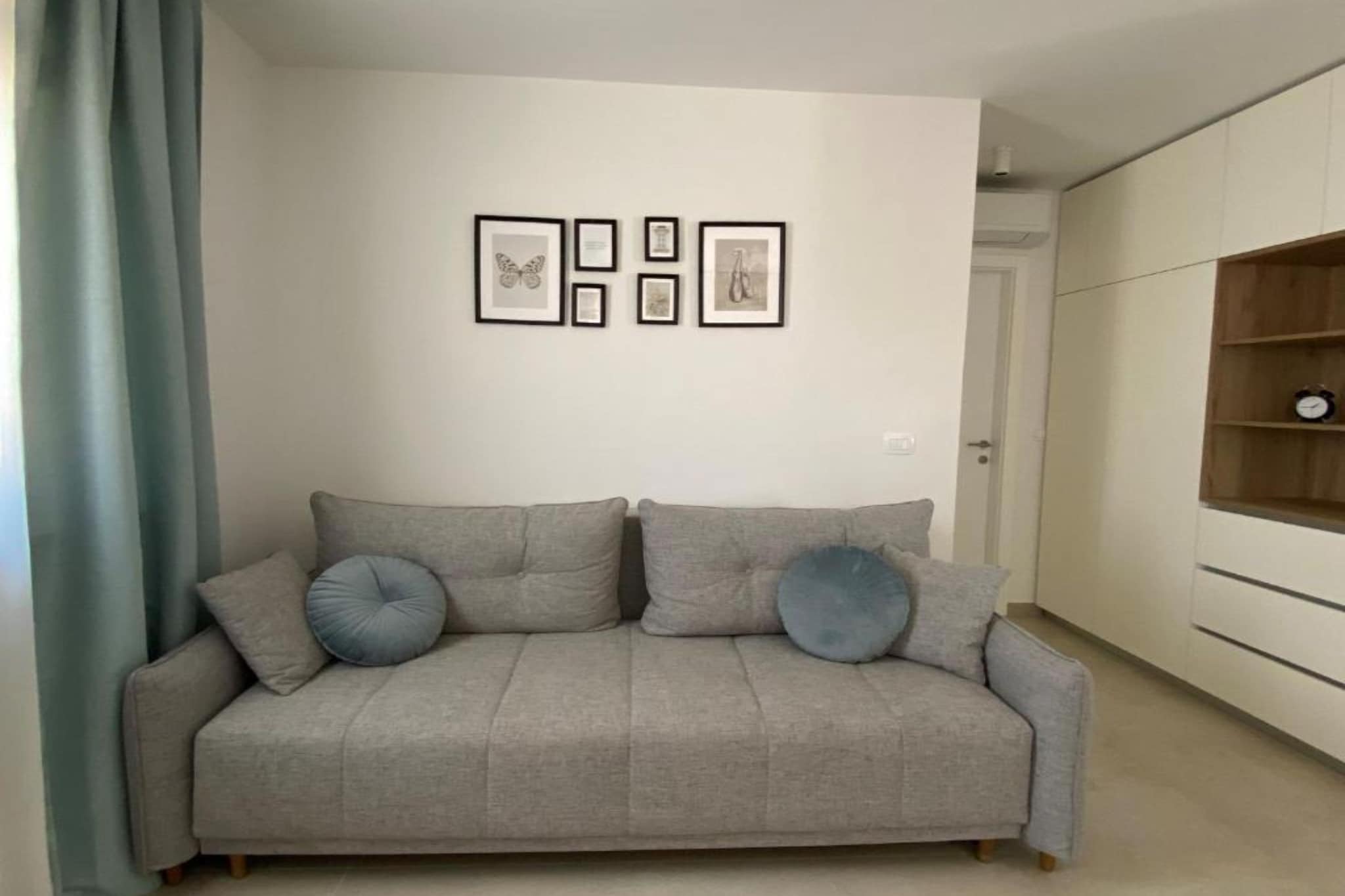One Bedroom Apartment with  Balcony and City View-Wohnzimmer