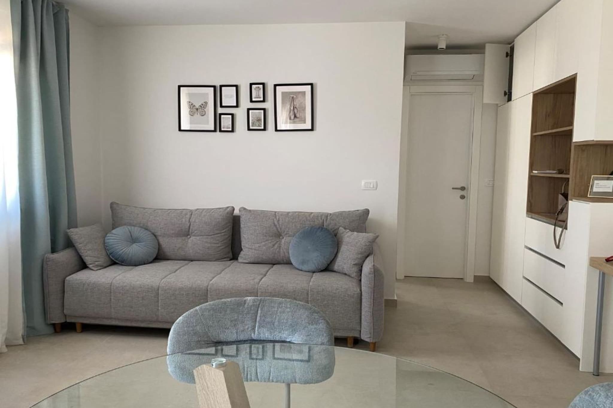 One Bedroom Apartment with  Balcony and City View-Wohnzimmer