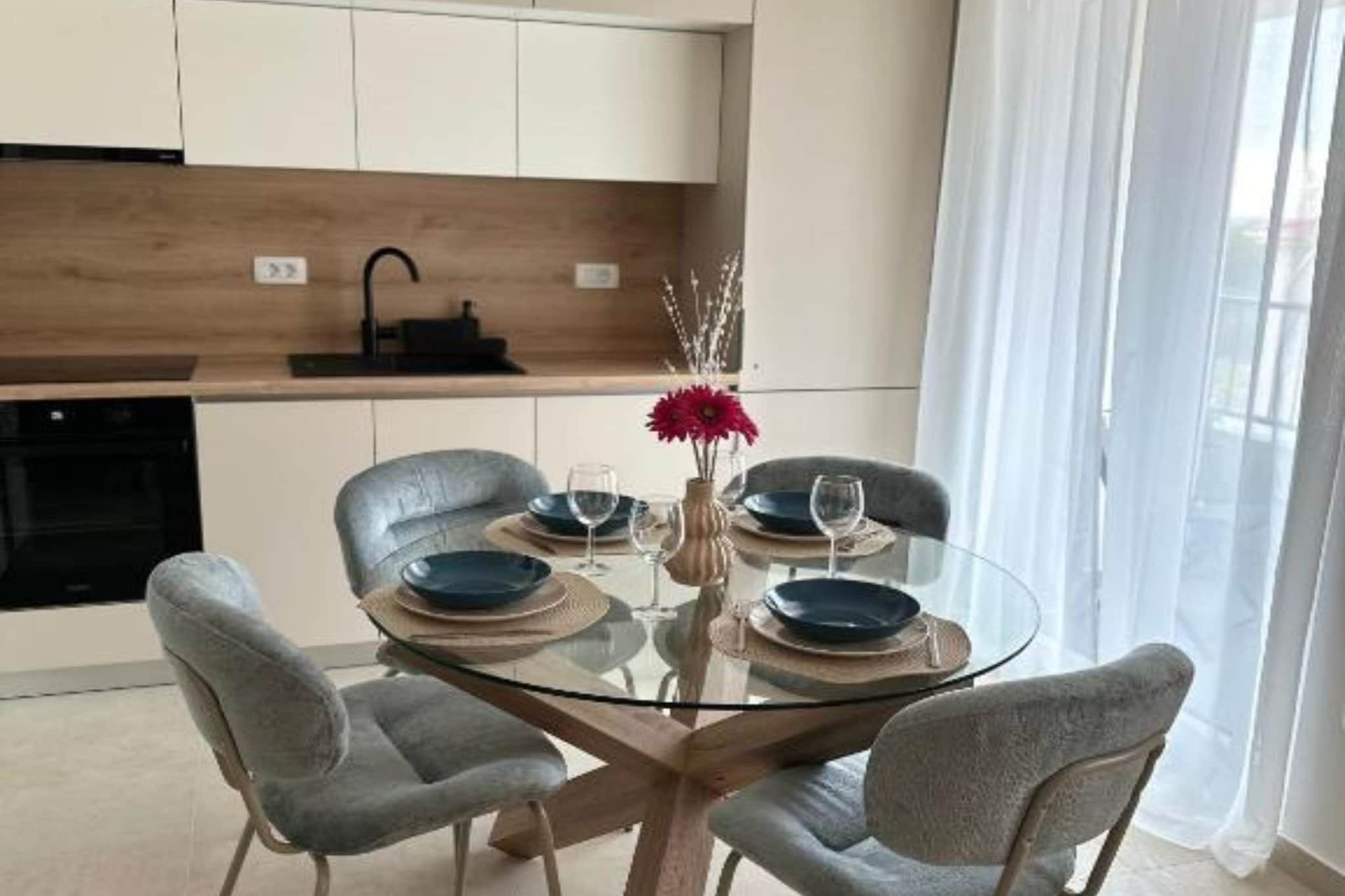 One Bedroom Apartment with  Balcony and City View-Esszimmer