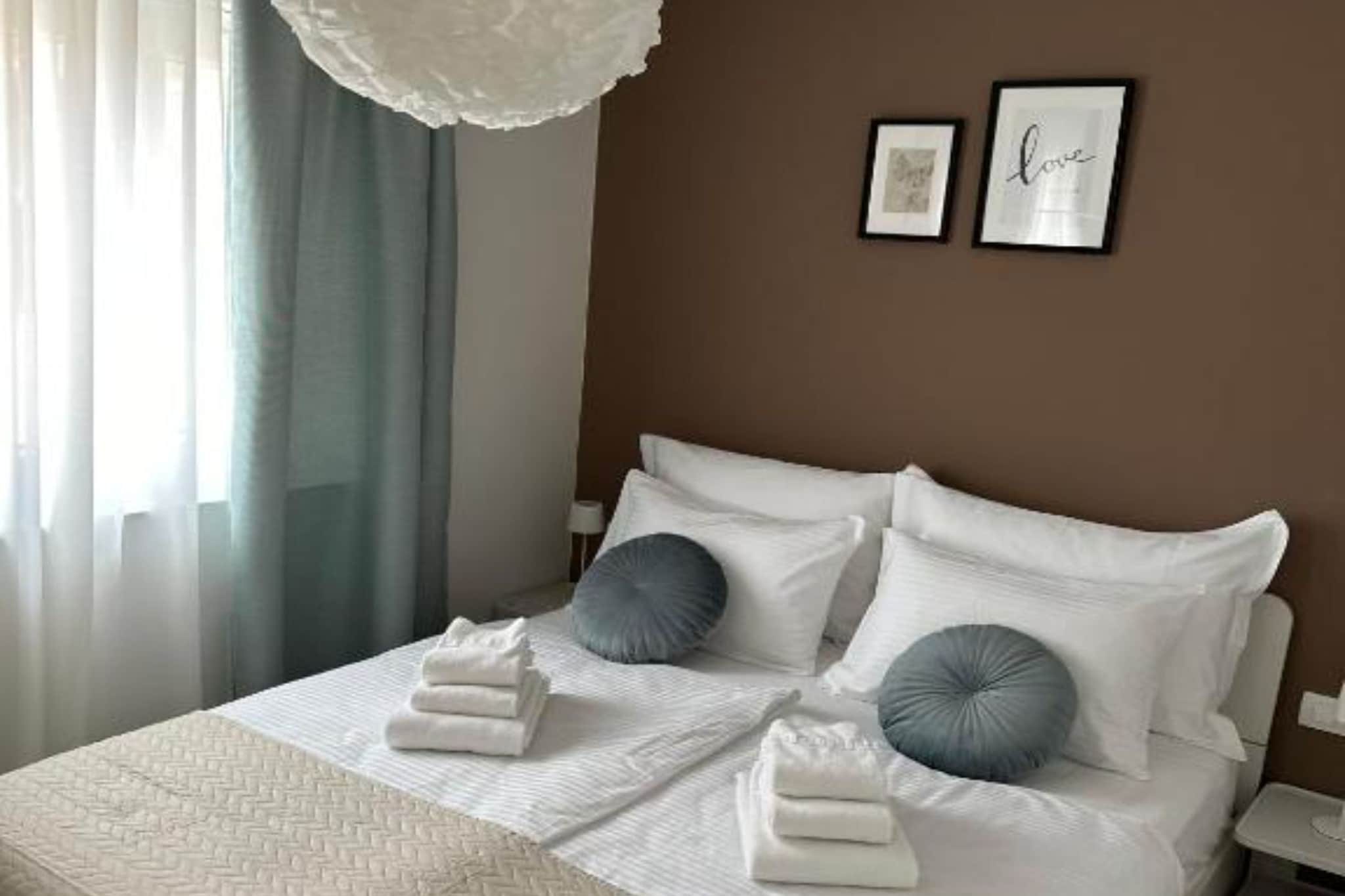 One Bedroom Apartment with  Balcony and City View-Schlafzimmer